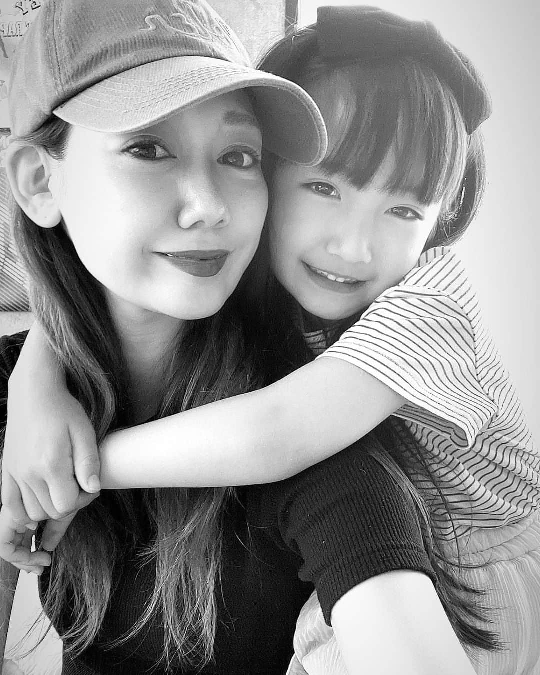のインスタグラム：「私と娘。と最近の食卓。と仕事のこと。  平日娘と過ごす時間は3時間程なので、夜は娘との時間(長い時は1時間くらいかけて家族で夜ご飯を食べます) ご飯の後は寝る時間まで娘がやりたいことを家族みんなでして、あっという間に20:00。(このルーティーンを娘が3歳頃から続けていてすでに4年目)  結婚当初は料理上手なわけでもなく、レパートリーも少なかったけれど、母がいつも美味しい手料理を作ってくれていたので、私も見習って作り続け今では短い時間で美味しいご飯が作れると達成感もあったりして😂作ることが好きになってる。(時間のかけた凝った料理はできないけど、、)  ここ数年を振り返ると仕事に追われているなと思うこともあるけれど、色んなことに挑戦できて、経験させてもらって、どんどんチームも強く大きくなっているなと感じているし、結果頑張ってきてよかったなと。そしてまだまだ頑張れるなとも思う日々です。  ということで長くなりましたが、、 ５日後にはアジア最大級の沖縄イオンモールで自社ブランド @archive_libertyforce のPOP UPがあり、 1週間後にはロサンゼルス @complexcon での出展もあります！！(日米同時開催です🤗)  11月17日(木)のPOP UP初日は朝から店頭に立っていますのでご予定合う方は是非是非ご来場ください❣️沖縄の皆様に会えるのを楽しみにしています！！☺️ 食卓に並んでる @archive_libertyforce のお皿やグラスも販売します🙌」
