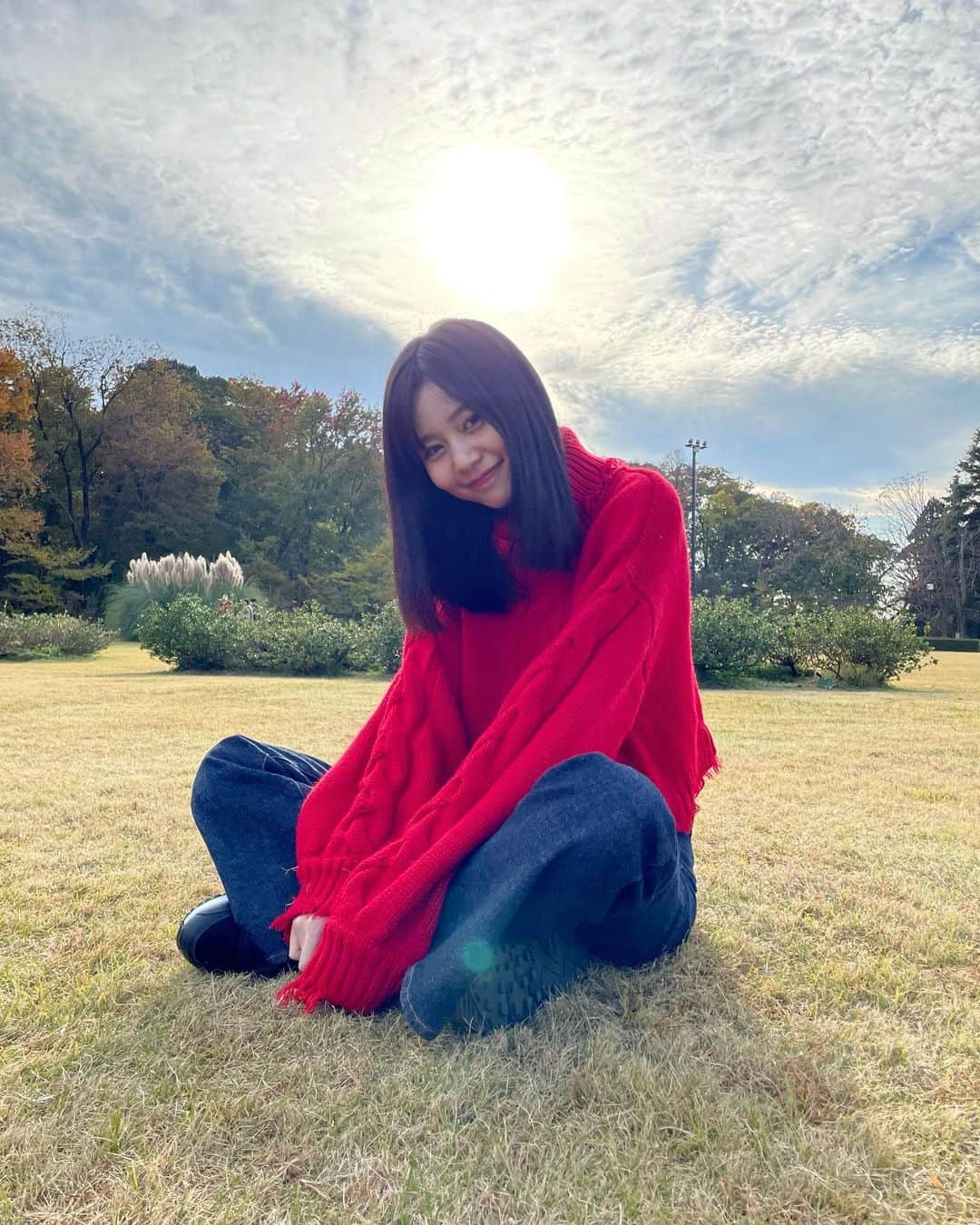 杉浦みずきのインスタグラム：「. 寝転がってたら、途中ほんまに寝てた 秋の空感じてきた 最高の休日でしょ🌾  #自然に還ろう」