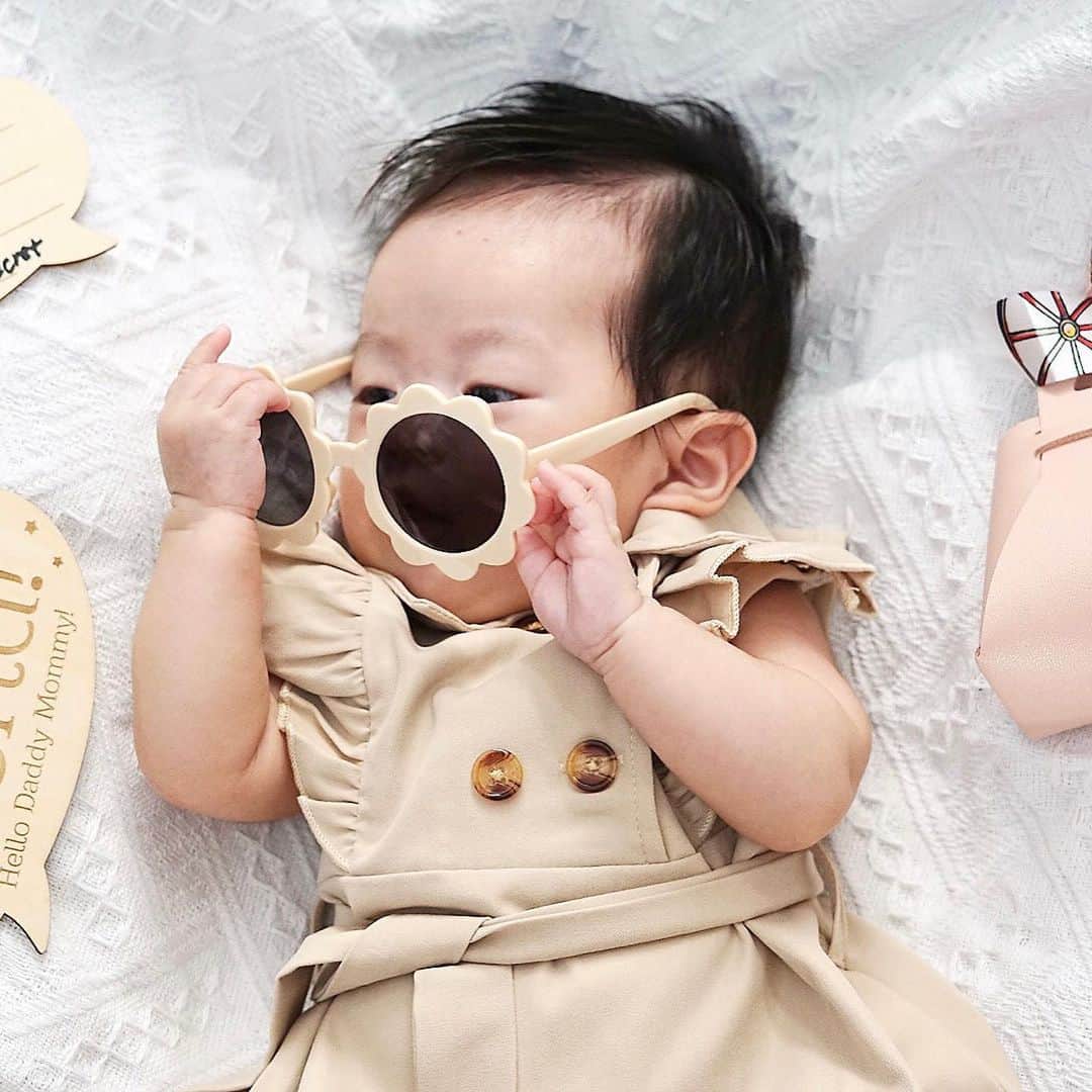 艾芊芊のインスタグラム：「自宅に撮るの百日記念、byママさんカメラマン#赤ちゃん #赤ちゃん写真 #赤ちゃんコーデ」