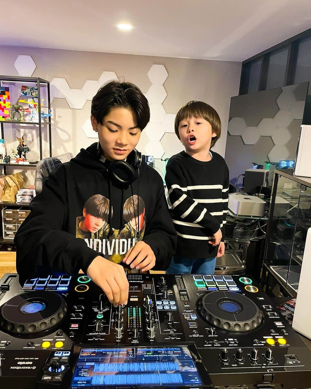 いおりくんTVさんのインスタグラム写真 - (いおりくんTVInstagram)「息抜きに兄弟でDJ🕺✨ 昨日も今日もテスト勉強…😭😭😭  #いおりくんtv #しぃしぃtv #兄弟 #dj」11月12日 15時10分 - iorikuntv