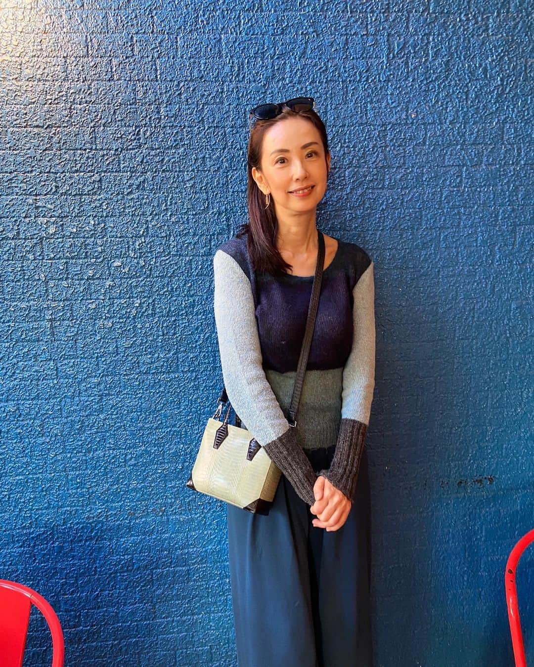 田村翔子のインスタグラム：「昨日は全身ブルーのコーデだったので、ブルーの壁の前に立ってみました😁  #ブルー #ブルーコーデ#秋コーデ#田村翔子#ライフスタイル#大人コーデ#lifestyle#autumnoutfit #autumnfashion #blue」