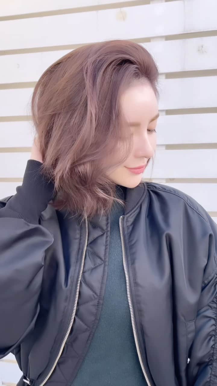 スミス楓のインスタグラム：「new💇🏻‍♀️♡  夏に切った髪が伸びた✌🏻 前髪も伸ばしてかき上げられるようになったから ただかき分けてるだけの動画☺️w  今回はカットなしでカラーと水素トリートメント♡  ラベンダーショコラってカラーなの💜🍫 名前かわいすぎない？🥹🥹🥹  @__haruka1030__ いつもありがとう♡  寝起きで眠そうな顔してる🥱けど ノーファンデ肌の調子は良い✌🏻ww スキンケア今度紹介しようかな🤳🏻♡  #ラベンダーカラー #ヘアカラー」