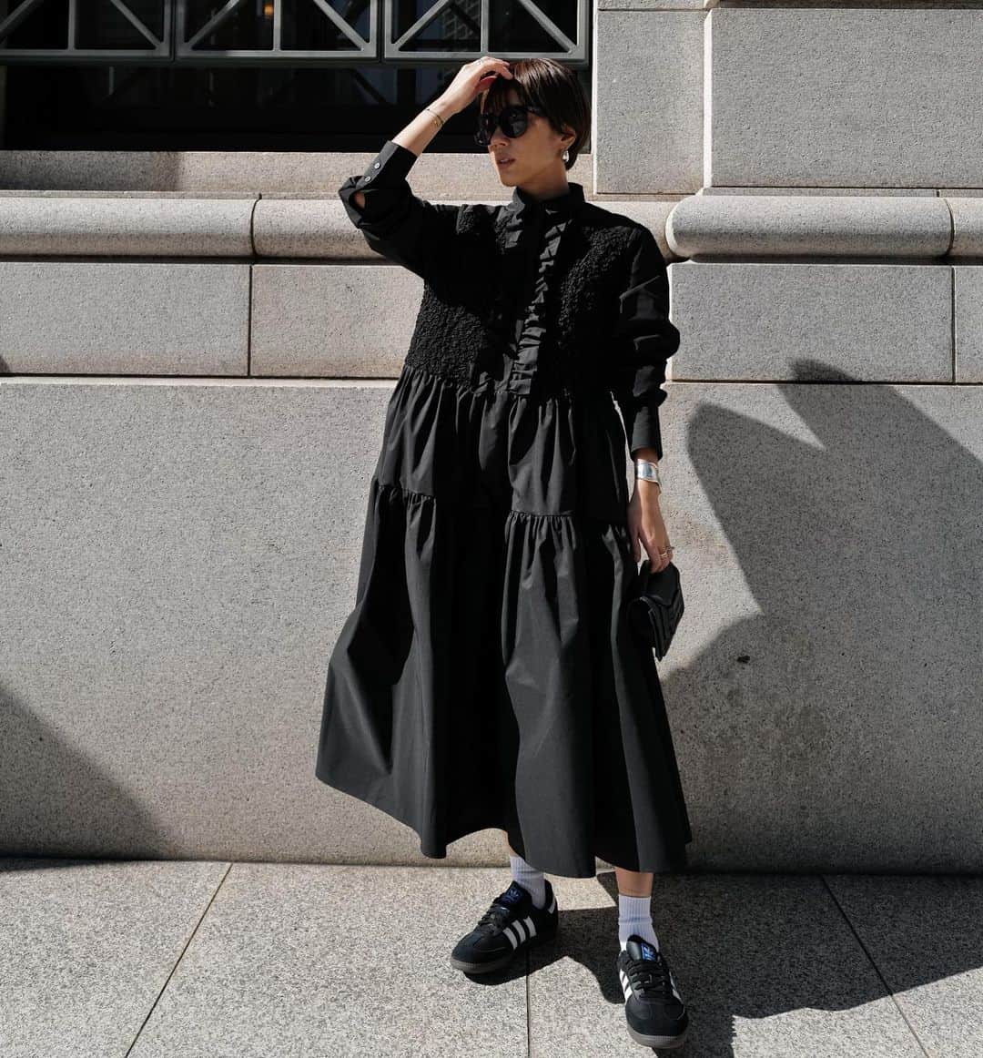 正中雅子のインスタグラム：「black dress🖤  胸元にスモッキング加工とフリルを施した襟付きのティアードドレス☺︎  ハリ感がある素材が甘くなりすぎずに かっこよくも着こなしてもらえます！  いろんなシーンで着れる1枚で様になるドレスです！  最後の写真はワッフルカーデと着てるんですが 胸元がいい感じに見えて🙆‍♀️  11/15 (tue)12:00-  #MACHATT #masaco服」