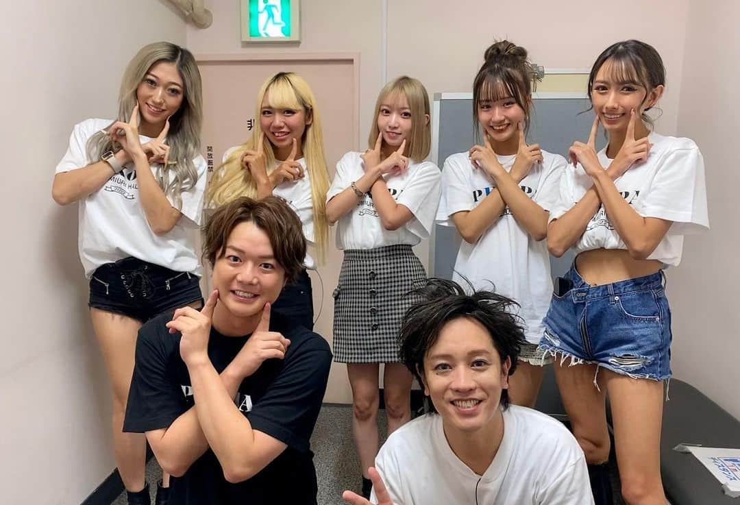 しゅうぺいのインスタグラム：「ぺこぱ単独ライブE 幕間のVTRとネタにギャル役として参加してくれた タレントの皆さんありがとうございました🎉 元ギャル男の僕もギャル魂に燃えました🔥 皆さん今回設置したフォトスポットいかがでしたか？笑 ちゃんとご案内できなくてすいません💦 次はどんな仕掛けをしようかなー😋  #ぺこぱ単独ライブE #ギャルジム #ギャル最高 #ギャル　 #ギャル男 #シュウペイ軍団 #photo #フォトスポット #シュウペイポーズ」