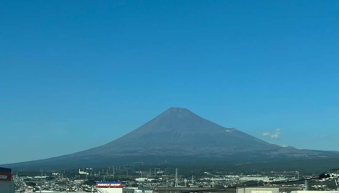岩崎宏美さんのインスタグラム写真 - (岩崎宏美Instagram)「明日が京都で本番なので、新幹線に揺られています 今日の富士山❗️ 沢山癒されました。 感謝です‼️」11月12日 16時30分 - hiromiiwasaki_official