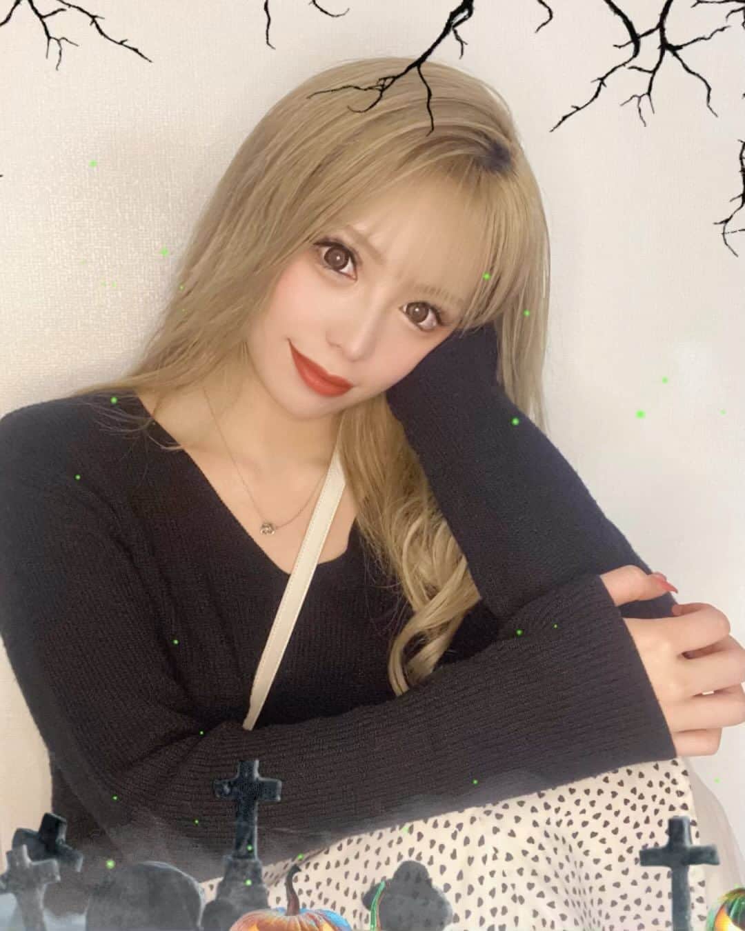 桃瀬まりあのインスタグラム：「実は、、ハロウィンの日に🎃 脂肪吸引して本当のゾンビになってました🤕 この先の人生に、これ以上の痛みを感じることは たぶん無いと思う激痛だった笑 そして全く動けなくて、本当に大変で 1人でいるの、イヤになりました🌼 . 休み期間来てくれた人、来てくれようと連絡くれた人、 ごめんなさい😢会いたかった まだまだ全然はれてるけど、 今日からぽちぽちと出勤していきます🌼 来店の際は一応、連絡ください🪄 新しいまりあに会いに来てね💕 (顔じゃありません) . #北海道 #札幌 #すすきの #ニュークラブ #ニュークラ  #桃瀬まりあ #クラブプレミア #キャバクラ #ホスト #東京 #六本木 #新宿 #歌舞伎町 #大阪 #北新地 #ミナミ #美尻  #ギャル #おっぱい #シャンパン #japan #Hokkaido #美容  #誕生日 #パーティ #浴衣 #キャバ嬢 #美人 #北海道旅行 #旅行」