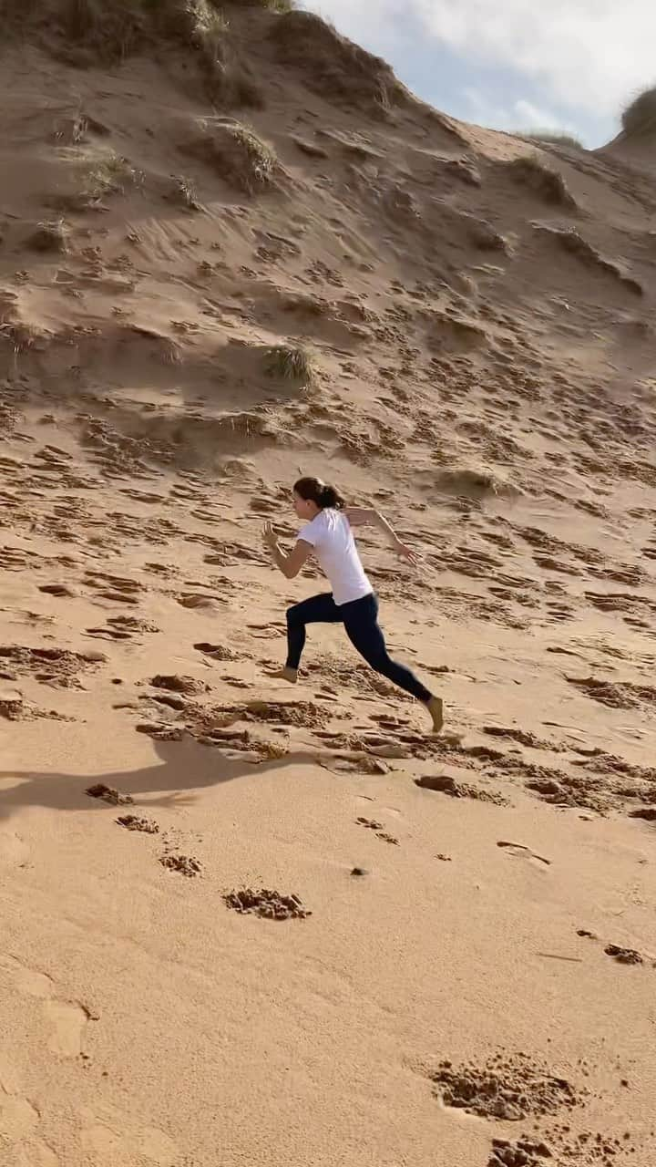 ゾーイ・クラークのインスタグラム：「The 3 types of hills we do over winter: -sand dunes (aka the leg destroyer) -grass runs with jog back recovery  -short and sharp path hills #running #hillruns #hillsprints #sprints #sprinttraining #speed #athlete #hardwork #training #workout」