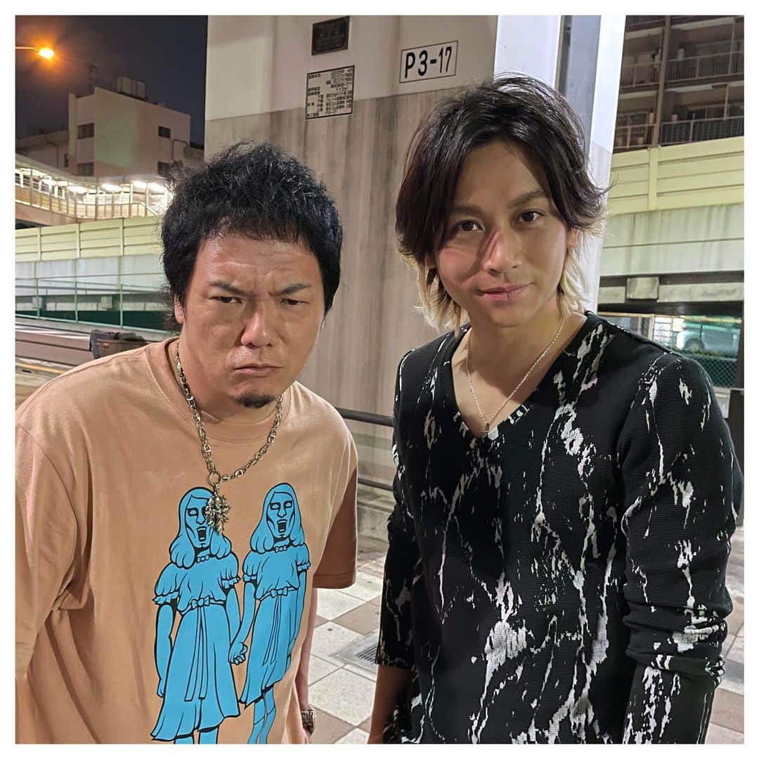 崎本大海のインスタグラム：「. やべさん @yb4ksk  誕生日おめでとうございます(^^) 『闇金ウシジマくん』シリーズ 現在放送中の『闇金サイハラさん』 クランクアップ時のお写真です。 . 演者として作品に対して いつでも熱く情熱を燃やしている その熱に引き寄せられて まわりに人が集まってくる 太陽のような男 . いつも明るくエネルギッシュで 生きるエンターテイメントのような男 . そんな「やべ氏」 . 49歳と知ってびっくりしました。笑 . 来年50歳、、 全く感じないです！！ . ですが、 決して無理や過信はせず くれぐれも身体に気をつけて欲しい と思うのでした。 . また近いうちの再会をぜひ 楽しみにしています(^^) .」