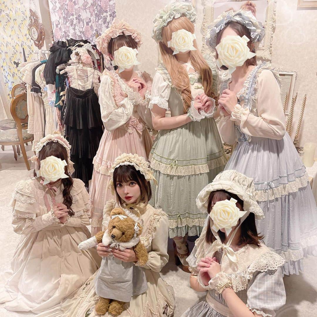 米倉みゆさんのインスタグラム写真 - (米倉みゆInstagram)「ファンの女の子達とアフタヌーンティーオフ会🥞🕊𓂃𓈒 𓂂𓏸 · 高円寺になる @maison_etude さんで、アフタヌーンティー、ロリータ貸出のお茶会プランで女子会しました🎀 · · ほんとーに3時間あっという間♡ どれ着るー？ってみんなで選ぶのも楽しかった！ よねは、鈴蘭の刺繍がついたクラシカルなワンピース♡ · 素敵な淑女の皆様と幸せなティータイム鬼アツ(ˆ꜆ . ̫ . ).ᐟ.ᐟ · · 女の子オンリーイベントはこれで2回目かな？ 次は水着でサウナ女子会、着物で浅草女子会とかも考えてます♡ · みんなと過ごす時間が1番幸せだ～！いつもありがとう！ · · · · · #高円寺 #高円寺カフェ #高円寺グルメ #高円寺ランチ #アフタヌーンティー #アフタヌーンティー巡り #アフヌン #女子会 #女子会コーデ #女子会ランチ #女子会パーティー #パーティー #ロリィタ #ロリータ #クラシカルコーデ #コットンレース #可愛い #かわいい #夢かわいい #ロリータファッション #撮影会 #被写体 #お茶会 #アンティーク #アンティーク雑貨 #doll #antique #lolita #animegirl #japanese」11月12日 17時08分 - yone__miyu630