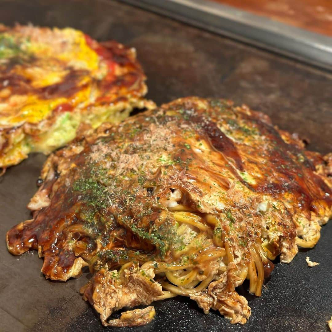 吉川ちかさんのインスタグラム写真 - (吉川ちかInstagram)「大阪旅行の時に食べた お好み焼きが美味しかった🥹💓  一時間近く並んだけど 食べる価値ありました✌️ 昔ながらのお好み焼きで シンプルなのに美味しかったぁ！  おすすめは豚玉とモダンかな！ また行きたいお店🫰💕  #お好み焼き#お好み焼ききじ本店#きじ本店#大阪旅行#大阪グルメ#大阪食べ歩き#グルメ好きな人と繋がりたい」11月12日 17時10分 - yoshikawachika_1116