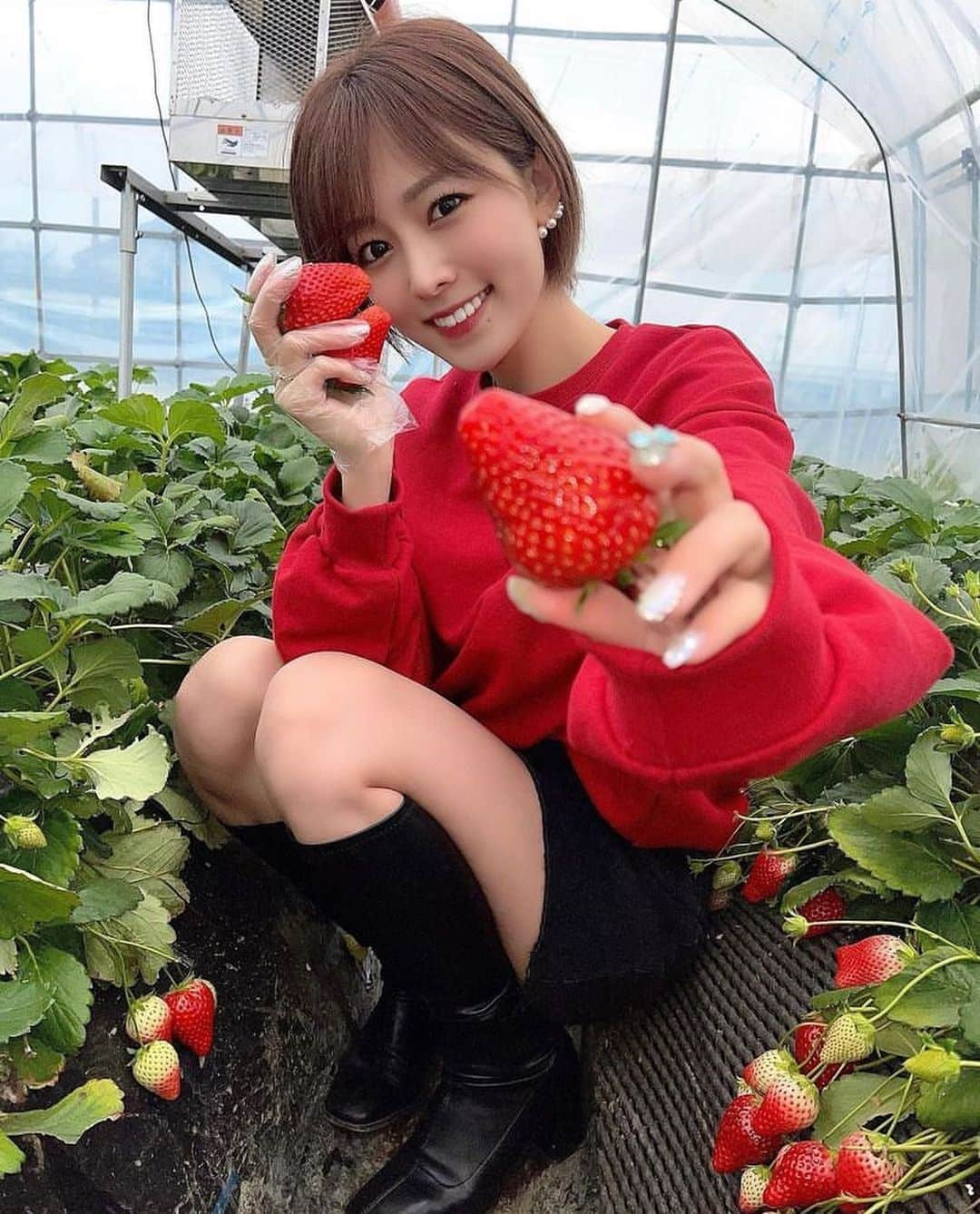 美女美容事情さんのインスタグラム写真 - (美女美容事情Instagram)「《いちごと美女❣️🍓》 *⁠ 今回ご紹介させて頂きますのは!!👀❤︎⁠⠀ シンディさん< @cindystory__ >の素敵なお写真📸⁠⠀⁠⠀⁠⠀⁠ *⁠⠀⁠⠀⁠⠀⁠⠀ 赤コーデのかわいすぎる美女といちご❤️ 12〜3月はベストシーズンなので恋人と一緒にいちご狩りにいきたいですね☺️🍓 *⠀⁠⠀⁠⠀⁠⠀⁠⠀ シンディさん< @cindystory__ > ⁠⠀⁠⠀⁠⠀⁠⠀ 素敵な投稿ありがとうございました☺️📸✨ *⠀⁠⠀⁠⠀⁠⠀⁠⠀ シンディさんのアカウントには他にも素晴らしい投稿が沢山ありますので是非覗いてみてくださいね💁‍♀️💙⁠⠀⁠⠀⁠⠀⁠⠀ *⠀⁠⠀⁠⠀⁠⠀⁠⠀ △▼△▼△▼△▼△▼△▼△▼△▼△▼ ⁠⠀⁠⠀⁠⠀ ❤🧡💛「美女美容事情」💚💙💜⠀⠀⠀⠀⠀⠀⠀⠀⠀⠀⠀⠀⠀⠀⁠⠀⁠⠀⁠⠀⁠⠀⁠⠀ 👇掲載ご希望の方は👇⠀⠀⠀⠀⠀⠀⠀⠀⠀⠀⠀⠀⠀⠀⠀⁠⠀⁠⠀⁠⠀⁠⠀⁠⠀ @b_b_j.jタグ付けと🖤 #ビジョビ ⁠⠀ 🖤タグ付けお願いします✨⠀⠀⠀⠀⠀⠀⠀⠀⠀⠀⠀⠀⠀⠀⠀⁠⠀⁠⠀⁠⠀⁠⠀⁠⠀ △▼△▼△▼△▼△▼△▼△▼△▼△▼ ⁠⠀⁠ #美女 #ショートヘア #ニットコーデ #いちごの里 #いちご狩り #栃木県 #苺  #strawberry #いちご #赤 #春コーデ」11月12日 17時36分 - b_b_j.j