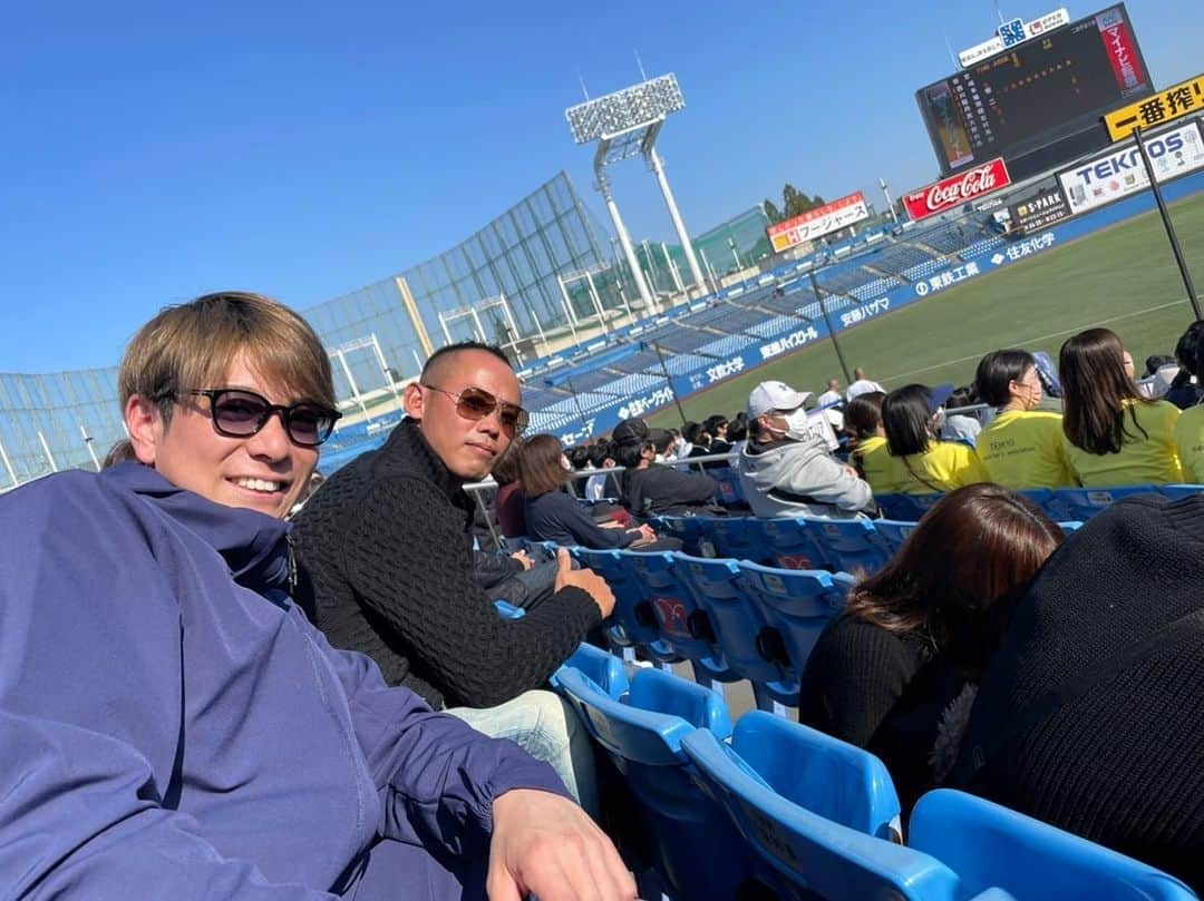 松本剛のインスタグラム：「今日は帝京高校の応援に行ってきました。  久しぶりに高校野球を見て たくさん刺激もらいましたよ😊  矢野さんありがとうございました^_^  #帝京 #二松学舎 #おつかれさまでした  #夏 #期待してます #神宮 #いい球場だなー。」