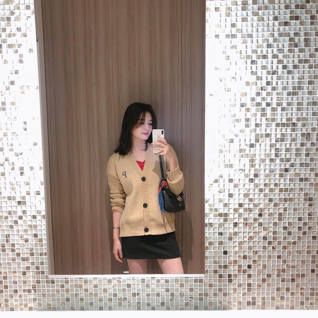 のインスタグラム：「毎年冬はじめになると、 寒くない？寒そうな格好してるね！ と言われるんですけど😂😂 暑がりすぎてこの格好でも汗だくなのでコートはもう少し先になりそうだ…今年は久しぶりにコート買いたいな🫶 #fashion #ootd#menot」