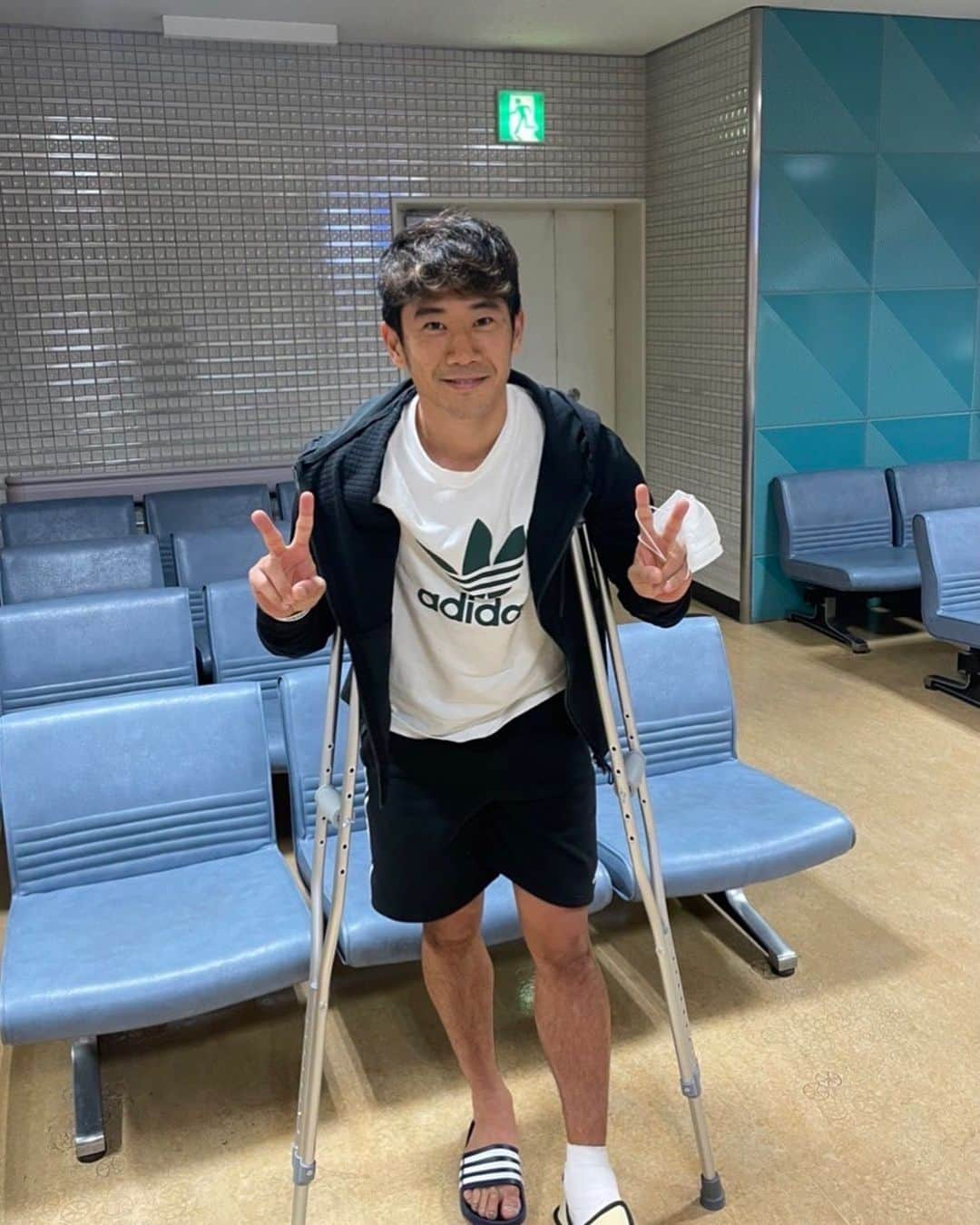 香川真司のインスタグラム：「surgery was a success Now its time to focus on my rehab to get back on the pitch⚽️ 久々の手術で緊張しましたが無事成功。 これから復帰に向けて集中してリハビリ頑張ります💪🏻」