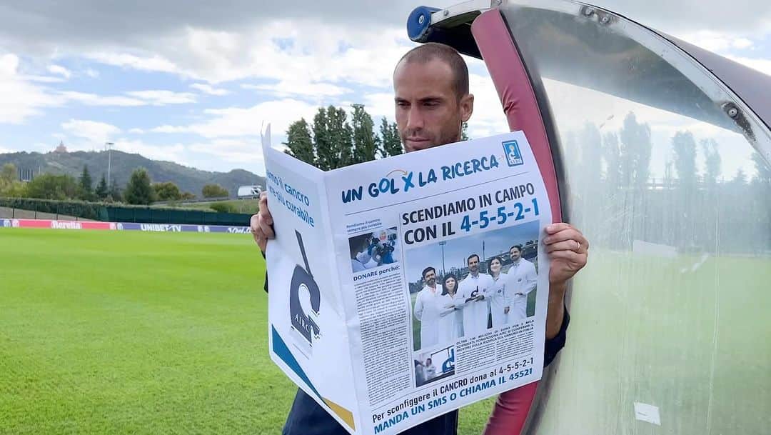 ロレンツォ・デ・シルヴェストリのインスタグラム：「In questa giornata tutte le squadre della serie A scendono in campo  per segnare tanti #GolPerLaRicerca. L’obiettivo è quello di fare squadra con i 5mila ricercatori @AIRC.it per vincere la partita contro il cancro. Una sfida a cui tutti possiamo contribuire mandando un SMS al 45521, facciamolo ora! #airc #oggicambiamoildomani  AIUTIAMO LA RICERCA! 🔬🧬」