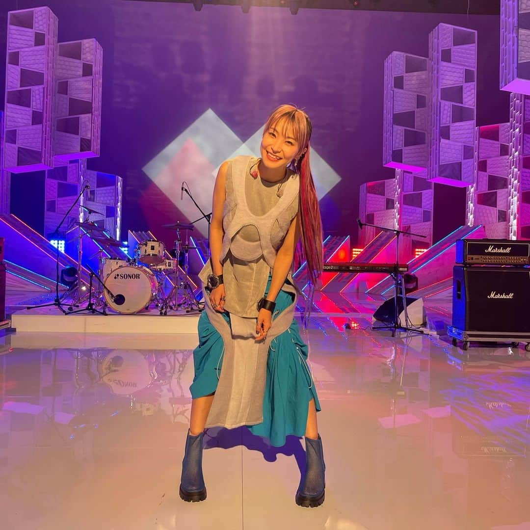 LiSAさんのインスタグラム写真 - (LiSAInstagram)「#MUSICFAIR  様、一緒に　#一斉ノ喝采　してくれたみなさま、ありがとうございました☻ あれ、、私食べ物の話しかしてなくない‥？😇  11/16 LiSA NEW ALBUM 「#LANDER」発売まであと4日🚀🚀🚀🪐 晴れの日も曇りの日も宇宙を駆け抜けるようなアルバムになりました。 最高な未来へ。 lisa.lnk.to/LANDER_pkg  youtu.be/yvZ14_7oats   #色違いのサッカーボール⚽️🥅」11月12日 18時30分 - xlisa_olivex