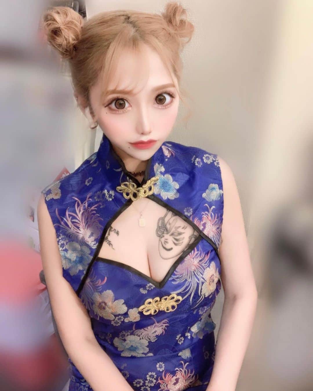 こはまるのインスタグラム：「そんなやつやめちゃいな🐼🇨🇳  #歌舞伎町#キャバクラ#キャバ嬢#ホスト#bar#シーシャ#tattoo#刺青#アニメ#アニメ好きな人と繋がりたい#オタ活#大阪#ミナミ#福岡#飲酒タグラム#中本#時差スタグラム#水色#激辛#金髪#ショートヘア#ショート女子#ツイン団子#神社好きな人と繋がりたい#御朱印#コスプレ#チャイナ #followeme#likeforlikes#harrywinston」