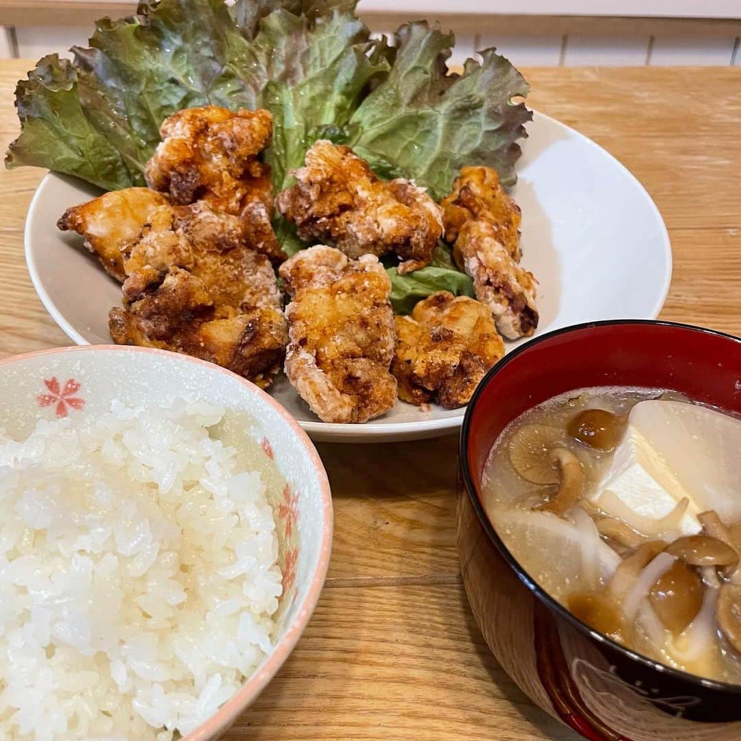 てぃーみきのインスタグラム：「. . からあげとなめこの味噌汁🍲 美味しかったから、また作りたい☺︎   #てぃーみきごはん  #からあげ」