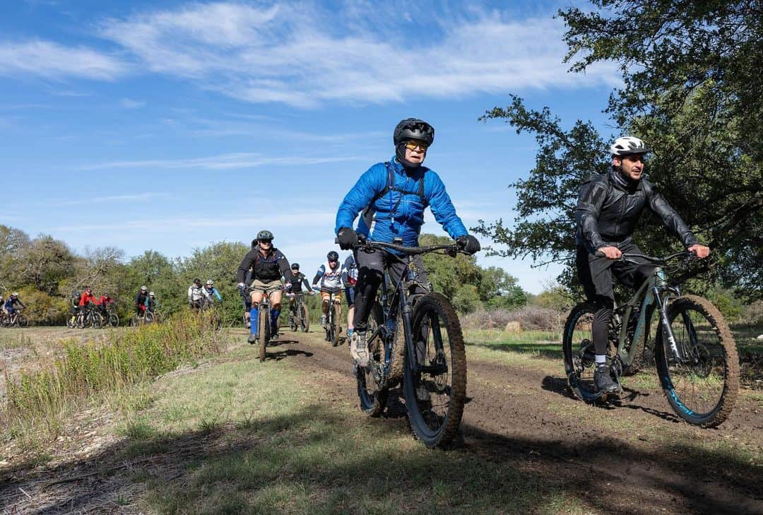 ジョージ・H・W・ブッシュさんのインスタグラム写真 - (ジョージ・H・W・ブッシュInstagram)「There’s no better way to spend Veterans Day weekend than riding mountain bikes with some of America’s finest citizens. Laura and I are grateful to all who have served and sacrificed for our freedoms.  📷: @grantmillerphotography」11月13日 4時43分 - georgewbush