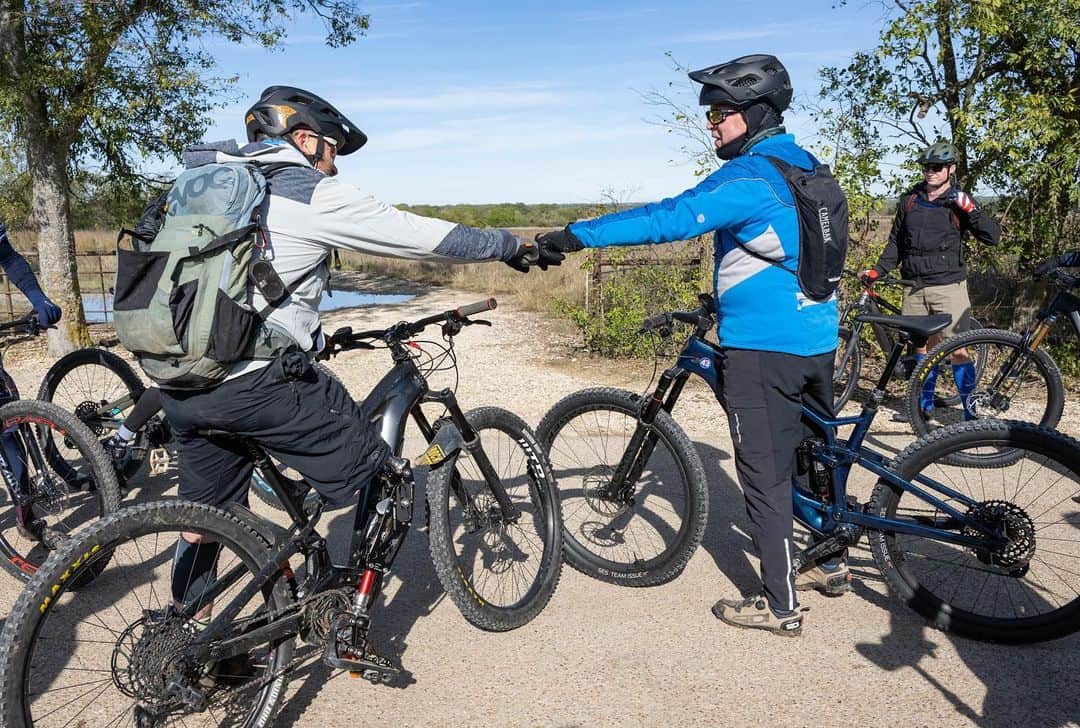 ジョージ・H・W・ブッシュさんのインスタグラム写真 - (ジョージ・H・W・ブッシュInstagram)「There’s no better way to spend Veterans Day weekend than riding mountain bikes with some of America’s finest citizens. Laura and I are grateful to all who have served and sacrificed for our freedoms.  📷: @grantmillerphotography」11月13日 4時43分 - georgewbush