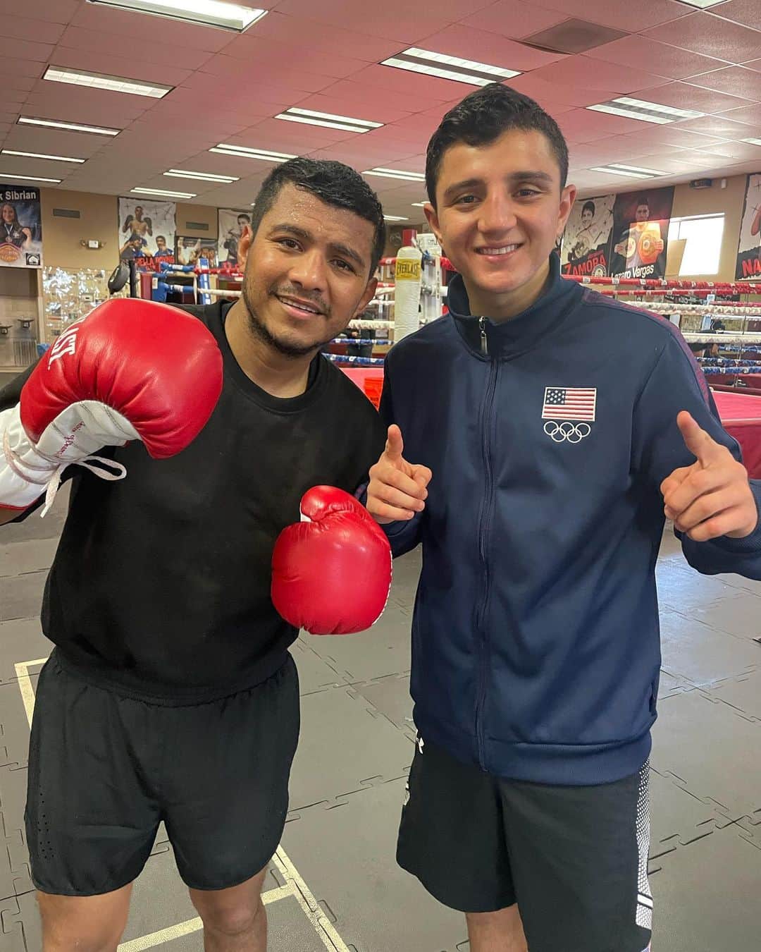 ローマン・ゴンサレスのインスタグラム：「Greatness in the making, great rounds today with 5x World Champion @chocolatito87 🚀🥊🦈 #boxing」