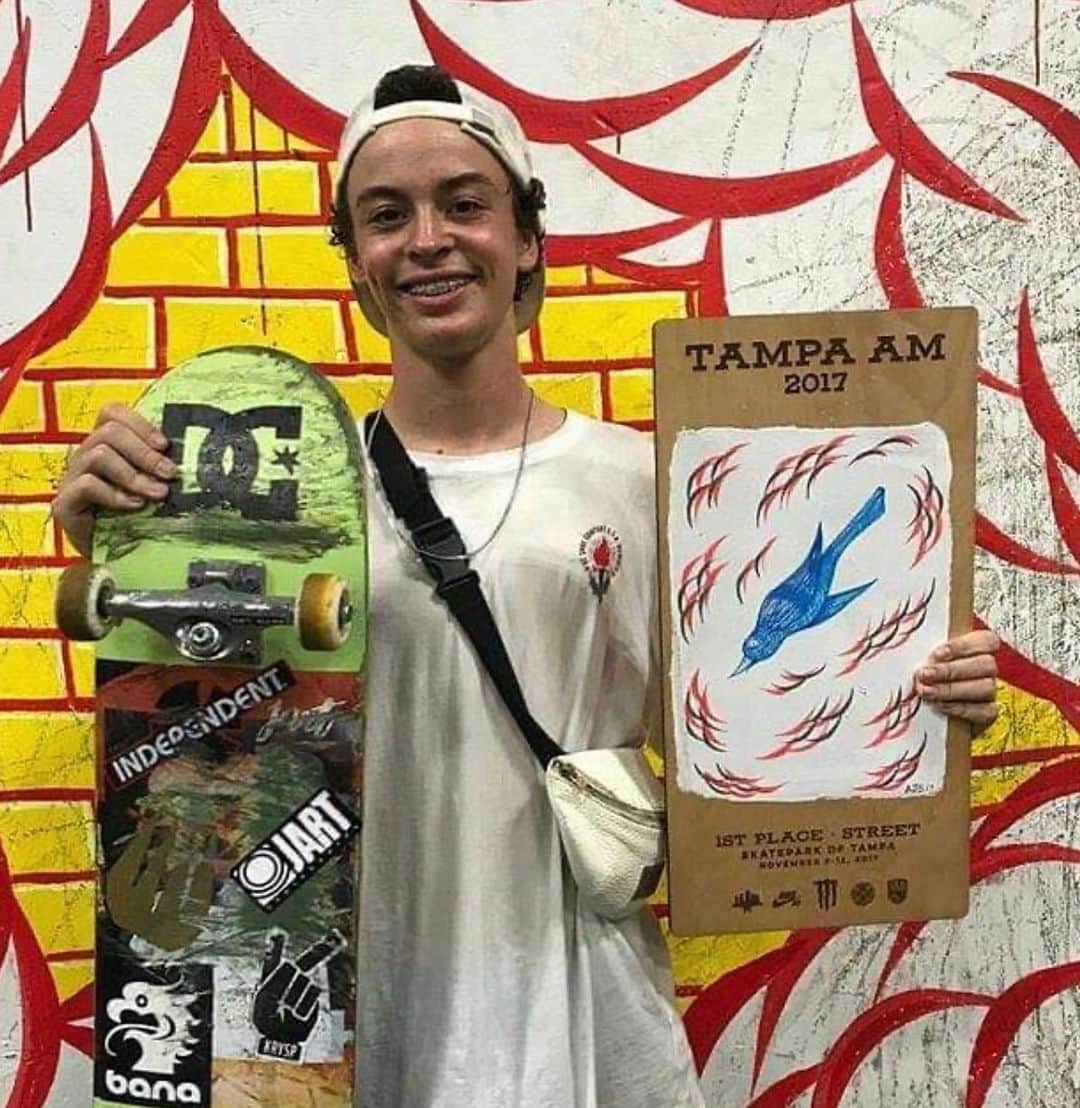 グスタボ・リベイロのインスタグラム：「Faz hoje 5 anos que me sagrei pela primeira vez campeão do mundo de amadores, e assim abri uma das mais importantes janelas da minha vida… Lembro-me que, na altura era difícil de acreditar que alguma vez seria possível um skater português conseguir chegar ao topo do skate mundial. Nem sempre todo este caminho foi fácil ou bonito e muitas vezes foi mais difícil do que pareceu. No outro dia perguntaram-me se eu acreditava na sorte por tudo o que tem acontecido no últimos anos da minha vida e eu disse que sim, mas a sorte não procura pessoas, as pessoas procuram sorte… Ficar em casa à espera que a sorte viesse ter comigo e algo de extraordinário acontecesse, nunca foi bem a minha cena. Eu levantava-me todos os dias para trabalhar, para atingir os meus objetivos, porque se não fosse eu a trabalhar ninguém ia faze-lo por mim, assim como acreditar, se eu não acreditasse em mim próprio ninguém ia acreditar em mim. E com esta força de vontade, de querer muito algo e de acreditar muito, fez com que a sorte mais tarde ou mais cedo, acabasse por chegar… e para ser sincero nunca pensei que pudesse dizer que aos 21 anos me sagraria campeão do mundo. Se tivesse a falar com o gustavo ribeiro em 2017 depois dele ter ganho o Tampa am e lhe dissesse que em 2022 ele seria o SLS world champ, também não sei se acreditaria… Mas sempre ouvi dizer que se colhe o que a gente planta e consegui colher o que sempre desejei, e por isso mesmo, procuro mostrar a todas a pessoas que nada é impossível se realmente trabalharmos para isso!  Que jornada incrível, cheia de aprendizagens e crescimento! Obrigada a todos os que que acreditaram em mim e que também fizeram tudo isto  possível.  Isto é só o início, porque vou lutar para chegar ainda mais longe!  GR.」