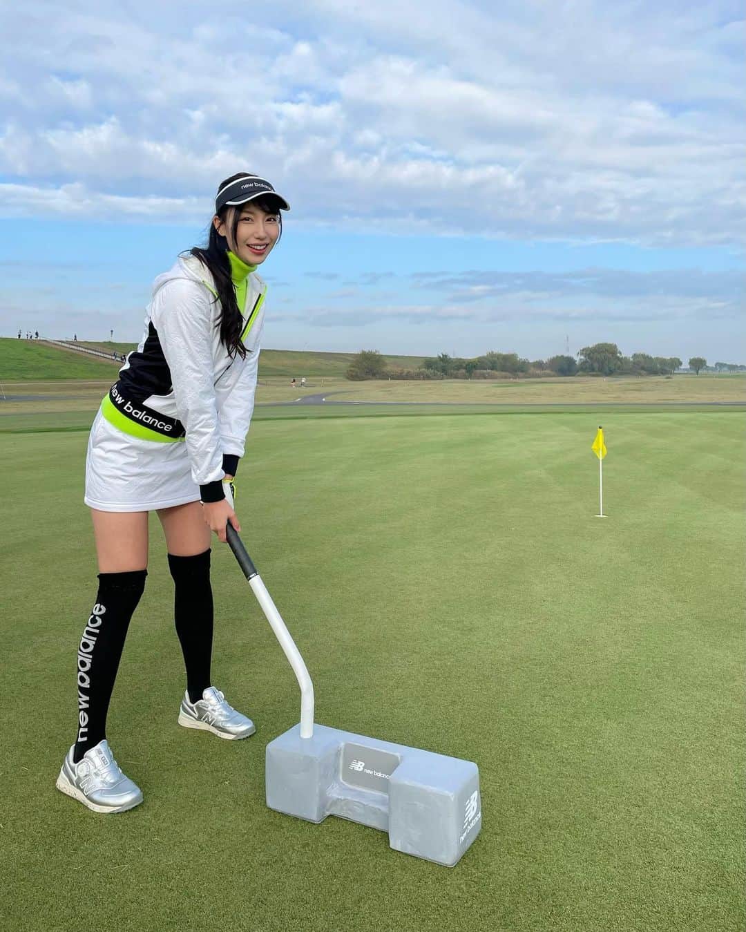 中島亜莉沙のインスタグラム：「パター買い替えました✌🏻(大嘘)  @newbalancegolf_japan  コンペで使用したパターショット！   #パターでダフる人と繋がりたい  #newbalancegolf #golf  #ゴルフコンペ #ニューバランスゴルフ #越谷ゴルフクラブ」