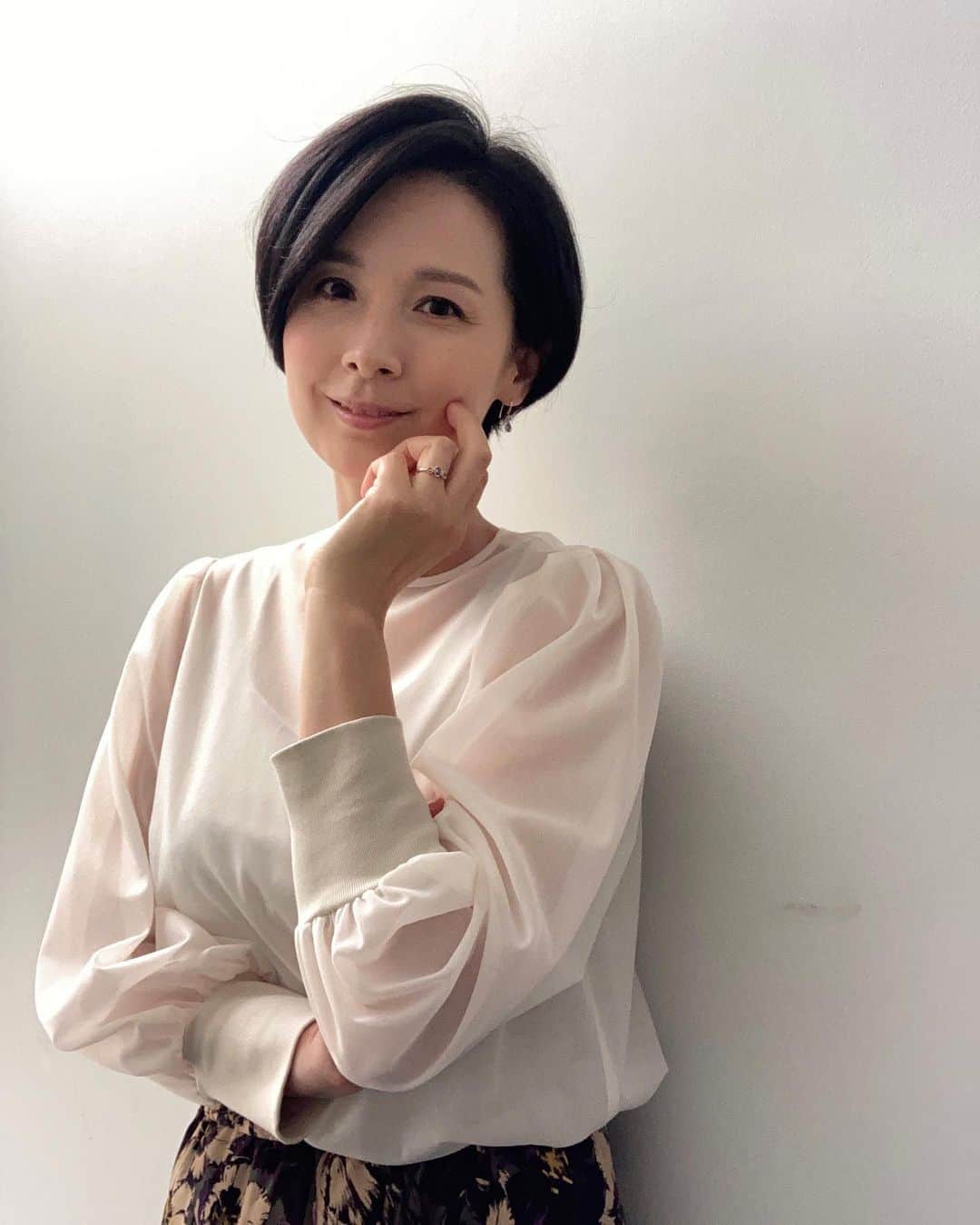 野村真季のインスタグラム：「ANNニュース着用衣装  11/10 午後ニュース ブラウス・スカート #doneeyu  ピアス・リング @starjewelry_press   11/12 朝ニュース/昼ニュース ニット・スカート @newyorker.since1964  ピアス・イヤーカフ・ネックレス @starjewelry_press   #テレビ朝日 #アナウンサー #アナウンサー衣装 #ootd #40代コーデ #40代ファッション #50代ファッション #大人コーデ #大人ファッション  #野村真季」