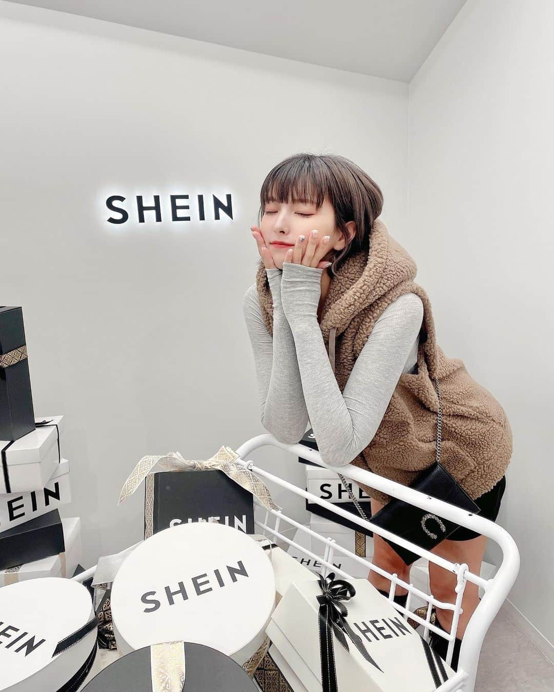 ききまるさんのインスタグラム写真 - (ききまるInstagram)「SHEIN TOKYO❤︎ . 東京初！原宿にオープンした　@shein_japan の店舗にお邪魔しました✨ . sheinでGetしたボアベストで🧸📸 . フォトスポットがあって試着室も可愛かったよ❤︎  . . クーポンコード：SHEINTOKYOKOL 割引率：0〜5999円 15%オフ，6,000円以上20%オフ 利用可能期間：22/11/07~23/1/31   . .  .  . ------------------------------  💖@kikigram_97 ←インスタ歴10年フォロワー43万人 💖 -13kgダイエット成功リバウンド無し 💖1997.08.21 168cm 💖骨格ウェーブandナチュラル　イエベ秋 💖猫と犬との幸せな暮らし 💖事務所無所属(フリーランスインフルエンサー) →お仕事ご依頼はDMにて📩🤲🏻 💖TikTok♪、Twitter🕊も 💖KADOKAWAさんから写真集発売中 ！ 詳しくはプロフィールのURLから . フォロー、保存、コメント喜びます✨      　@kikigram_97   ----------------------------- . . . .  #SHEINTOKYO,#beSHEINmodels #shein購入品 #shein購入品紹介 #sheinコーデ #sheingals #pr #シーイン #シーイン購入品 #シーインコーデ #シーインクーポン #sheinクーポン  #レセプション #レセプションパーティー」11月12日 21時08分 - kikigram_97