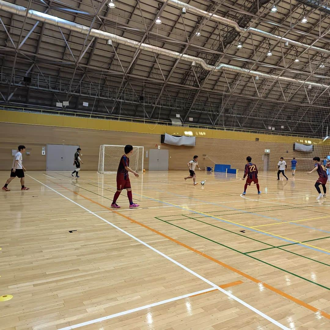 ユニクスのインスタグラム：「2022.10.29 #交流戦 9:00-12:00  VS #SAKANOUEfutsalclub VS #戸越銀座シティ  北区からほとんど出ない当チームが有明スポーツセンターで試合！ 対戦ありがとうございました。  #フットサル #練習試合 #募集中 #ユニクス」