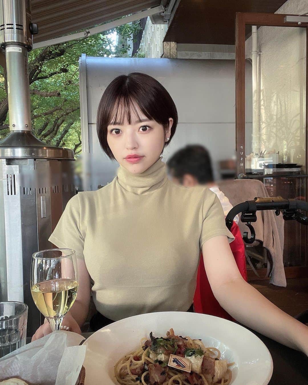 小森ほたるのインスタグラム：「テラスでランチ🍽 最高に心地良すぎました🥺☀️💕 tops はmaybins👚 カーキー秋色で可愛いなぁ~🫶🏻 今年もタートルネック着まくります·͜· ︎︎ᕷ」