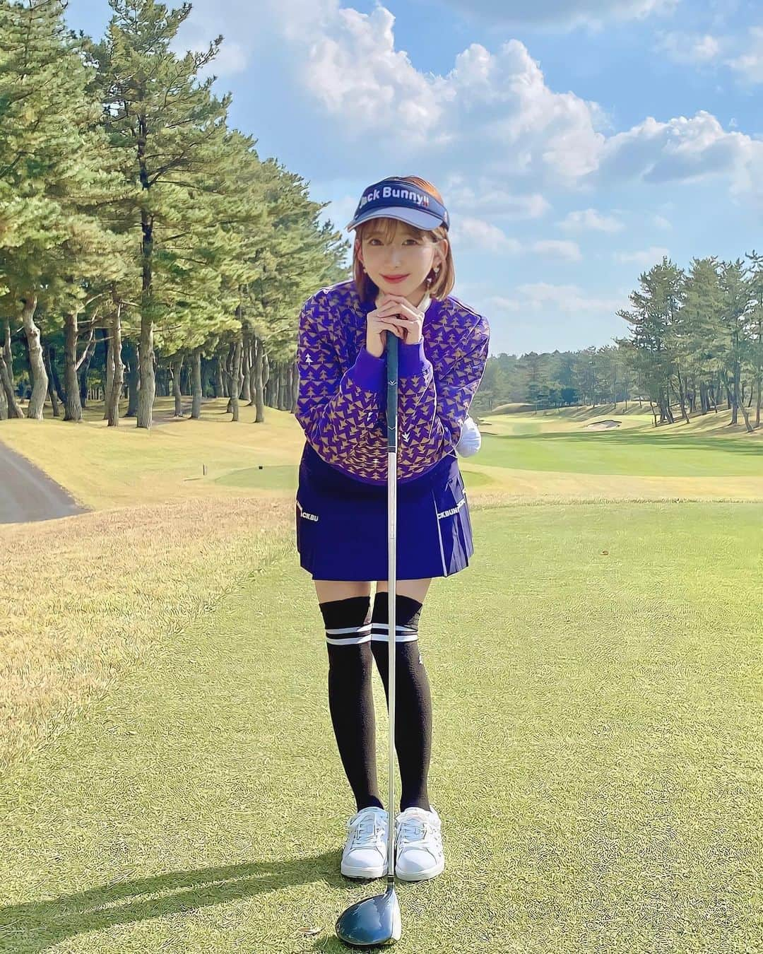 村上楓のインスタグラム：「コースデビュー⛳️💜  天気も良くて最高だったし、楽しかった🥳  👗: @jackbunny_official   #ゴルフ #ゴルフ女子 #ゴルフウェア #jackbunny #ゴルフコーデ #ゴルフ好きな人と繋がりたい #ゴルフ初心者」