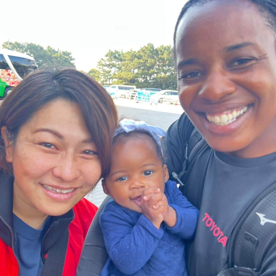 馬渕智子のインスタグラム：「この1ヶ月間、本当に貴重で幸せな時間を過ごさせて頂きました。 無事に終えることが出来て、ホッとしたのと淋しい思いと色んな感情でいっぱい🥺 私を受け入れてくれたカーターと、私を信頼して預けてくれたターシャには、感謝しかないです。北京オリンピックの時にはこんな日が来るなんて、思いもしなかった！！ 人との出会い、そして繋がりに感謝です🙇‍♀️ スタッフの皆さん、選手の皆さんもいつも温かく迎え入れてくれて、話しかけてくれてありがとうございました！！ 朝から晩までずっと頑張ってきたみんなを見てきたので、今日は本当に残念でしたが、来年のリベンジを見るという楽しみが出来ました🥎  #全ての経験は財産です」