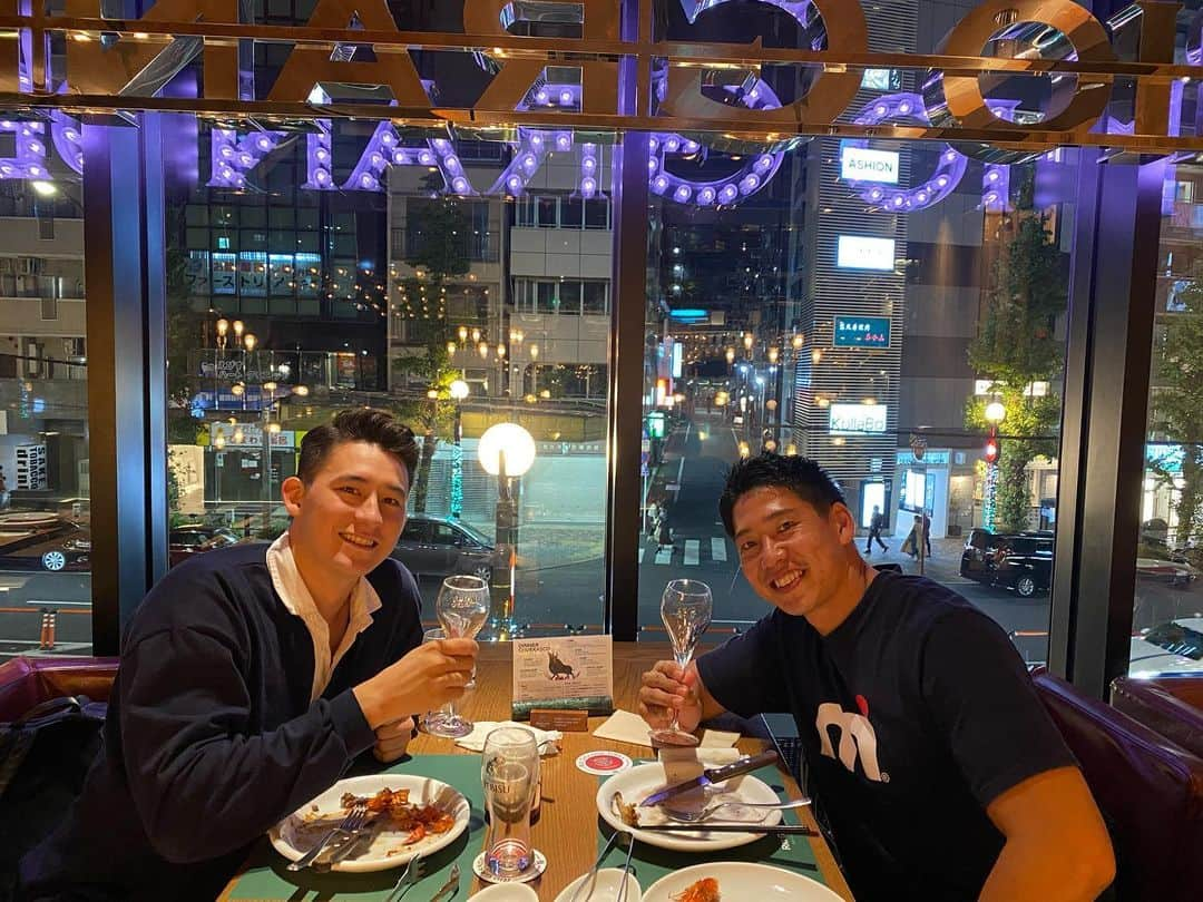 藤嶋大規のインスタグラム：「今日は久々の再会で賀魁(@kai_fujita )と夕食へ行きました。 カヌーがきっかけで出会って自分にとって弟みたいな存在で人間的にも尊敬してる存在です。初めて会ったのはまだ賀魁が高校生で今日初めて一緒にお酒を飲んで、美味しいご飯を食べながら楽しみました🍖 社会人になっても一緒にお酒飲んでねー🍺  #恵比寿グルメ #シュラスコ #お酒 #カヌースプリント」