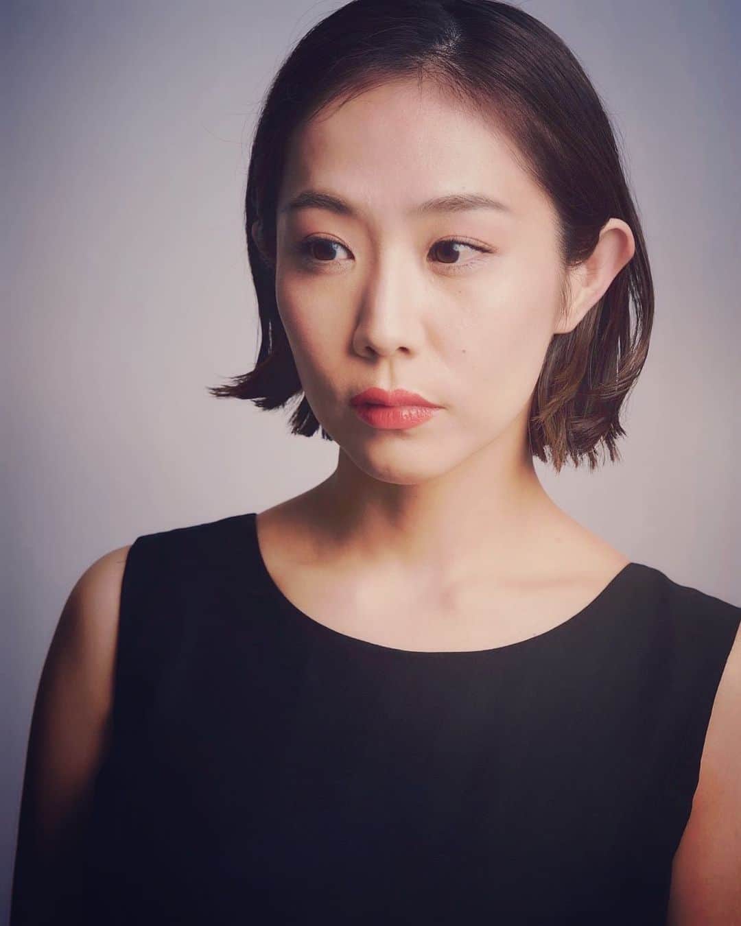 のインスタグラム：「・ 稽古場で過ごせる時もあと僅かとなりました。 もうすぐ こうやって全員で前に座ってたり 細かくシーンを稽古していただいたり 自分が出てないシーンを見て多方面に心動かさたり そうして過ごす日々も終わるなぁ。 ⁡ 劇場に行って 素敵な舞台装置や照明に包まれ 素敵なお衣装とメイクをまとわせていただき お芝居するのも楽しみだけど、 ⁡ このお稽古場という広くて小さな空間の中で 新しい世界がどんどん膨らんでパンパンになってくる 今のギュッと詰まった空気感が好きで ⁡ 松尾さん率いるお稽古場の雰囲気が好きで ⁡ ここと離れるのも寂しいなぁとちょっと思ったりもします。 一生お稽古ってのも嫌ですけど。 ⁡ ⁡ 『ツダマンの世界』 初日まであと11日ですね。 やだ！あっという間じゃないか！！💦 引き続きがんばります。 ⁡ ⁡ #ツダマンの世界  #松尾スズキ ⁡ ⁡ ⁡ ⁡ ⁡ #笠松はる  相変わらず写真は無い。全然撮ってない。 だから前撮った写真。」