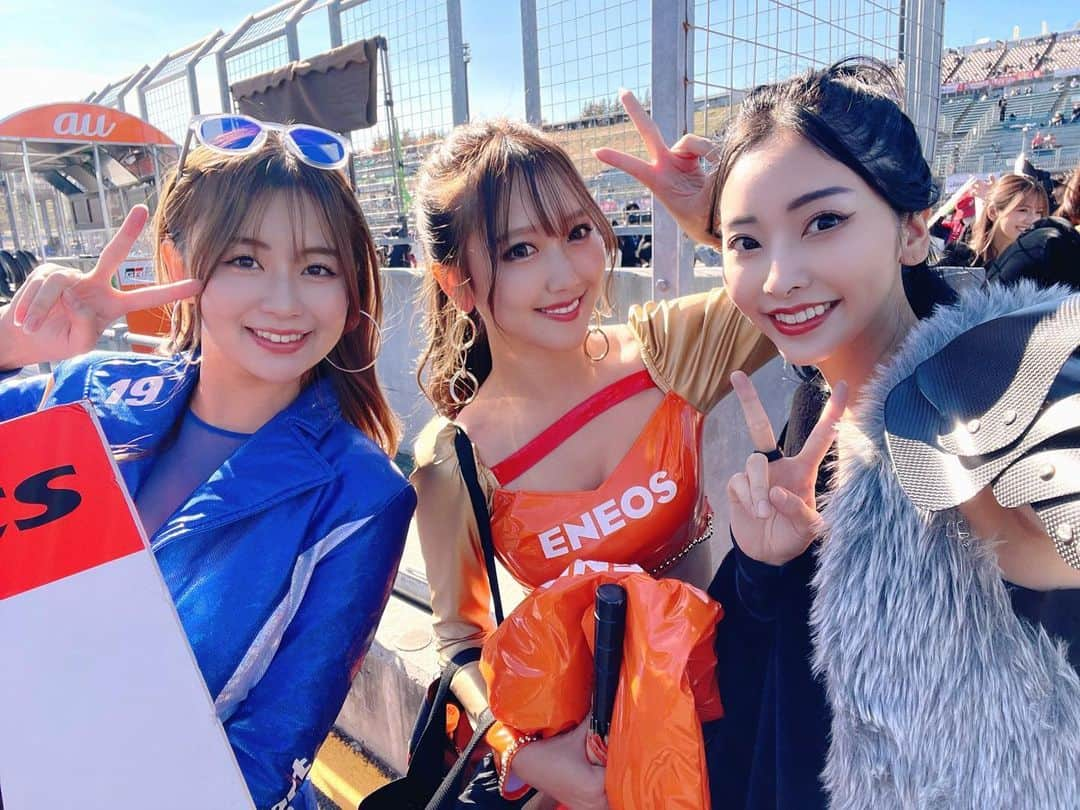 宮本りおのインスタグラム：「今シーズンがピットが近くて姉様たちと写真たくさん撮れて大満足でした💙🧡🖤  #model #gravure #sexy #cosplay #时装 #粉我 #照片 #性感 #外拍 #萌 #팔로우미 #좋아요 #selfie #animegirl #asiangirl #supergt #racequeen」