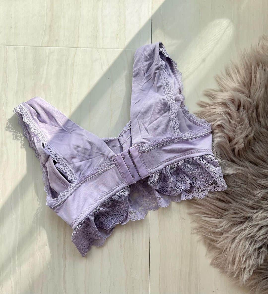 加藤里奈さんのインスタグラム写真 - (加藤里奈Instagram)「⋆  @tu_hacci のナイトブラ、ラクシア💜 みなさんはどんなナイトブラ使ってますかー？🫶🏻  私はもうずっと同じナイトブラを使ってる気がする😌  つけ心地、肌触りがダントツ良いラクシアなので、寝る時窮屈な感じもしないしおすすめ☺️  サイズも三段階調節できるし、 パットもしっかりしてるから安定感があるよ〜  今、プレミアムオータムセールが開催中みたいです！ ・注文番号末尾28のついた方に99%OFFTICKETを配布🎉 ・注文番号末尾82がついた人ブラキャミブラックプレゼント🎁 ・一足先に福袋が登場！ モーニングルーティンブラ上下1セット＋シンプルデザインショーツ2枚 通常6,440円のところいまだけ　2,980円(税込)になるみたいです！ ・暖ったか商品20%OFF ・MAX89%OFF・全品セール！  などなどお得なセールが盛りだくさんみたいなので ぜひみてみてね〜！  ※14日(月)23：59までです！  #tu_hacci#ツーハッチ#ツーハッチジョシ#tu_haccipic#タイアップ#ナイトブラ#ブラジャー#授乳ブラ#授乳服#ワイヤレスブラ#キャミソール#ブラトップ#女子力#女子力アップ#ルームウエア#バストケア#部屋着#パジャマ#ナイトウェア#育乳#自分磨き#ナイトケア」11月12日 21時40分 - katoco0326