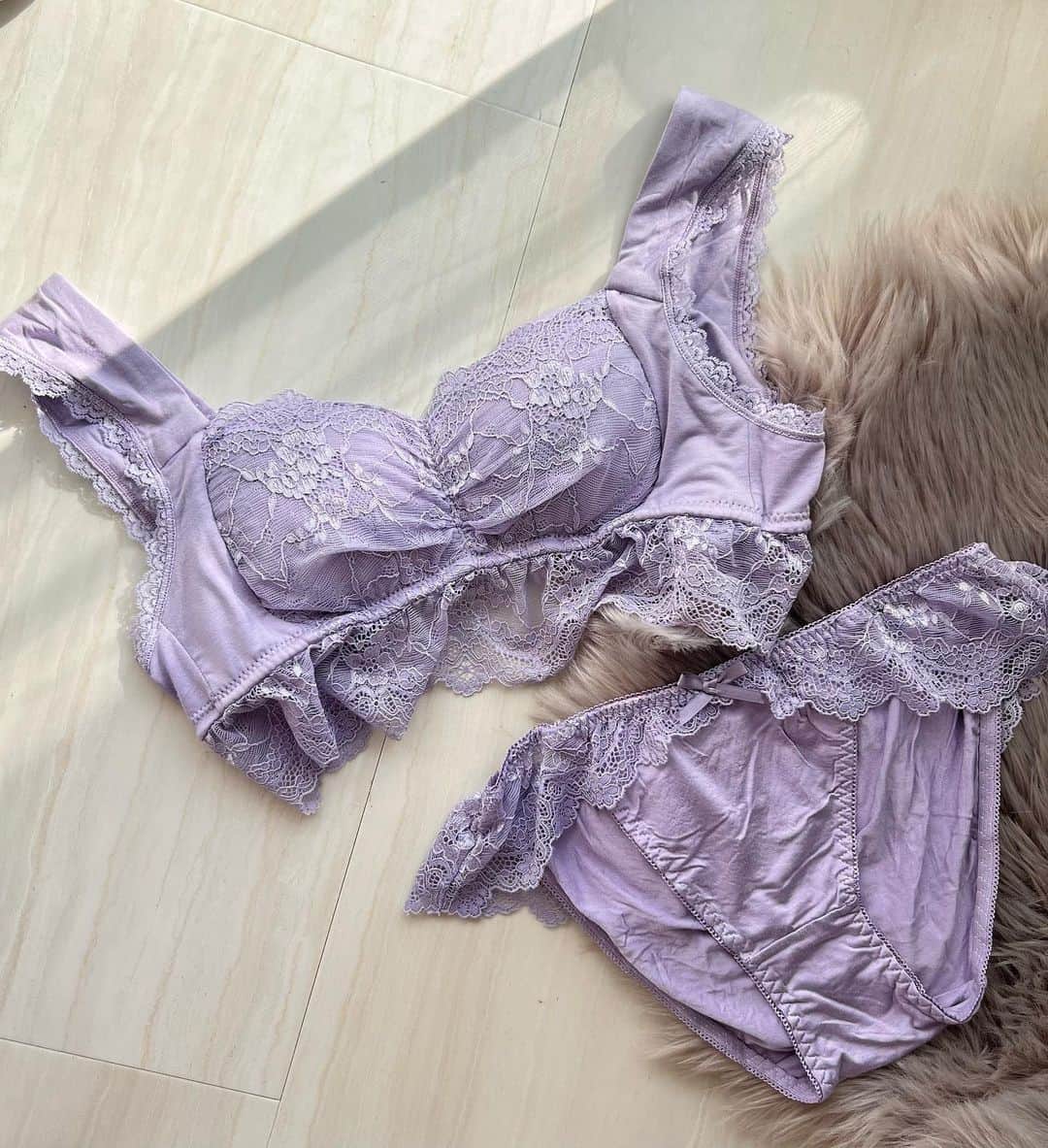 加藤里奈さんのインスタグラム写真 - (加藤里奈Instagram)「⋆  @tu_hacci のナイトブラ、ラクシア💜 みなさんはどんなナイトブラ使ってますかー？🫶🏻  私はもうずっと同じナイトブラを使ってる気がする😌  つけ心地、肌触りがダントツ良いラクシアなので、寝る時窮屈な感じもしないしおすすめ☺️  サイズも三段階調節できるし、 パットもしっかりしてるから安定感があるよ〜  今、プレミアムオータムセールが開催中みたいです！ ・注文番号末尾28のついた方に99%OFFTICKETを配布🎉 ・注文番号末尾82がついた人ブラキャミブラックプレゼント🎁 ・一足先に福袋が登場！ モーニングルーティンブラ上下1セット＋シンプルデザインショーツ2枚 通常6,440円のところいまだけ　2,980円(税込)になるみたいです！ ・暖ったか商品20%OFF ・MAX89%OFF・全品セール！  などなどお得なセールが盛りだくさんみたいなので ぜひみてみてね〜！  ※14日(月)23：59までです！  #tu_hacci#ツーハッチ#ツーハッチジョシ#tu_haccipic#タイアップ#ナイトブラ#ブラジャー#授乳ブラ#授乳服#ワイヤレスブラ#キャミソール#ブラトップ#女子力#女子力アップ#ルームウエア#バストケア#部屋着#パジャマ#ナイトウェア#育乳#自分磨き#ナイトケア」11月12日 21時40分 - katoco0326