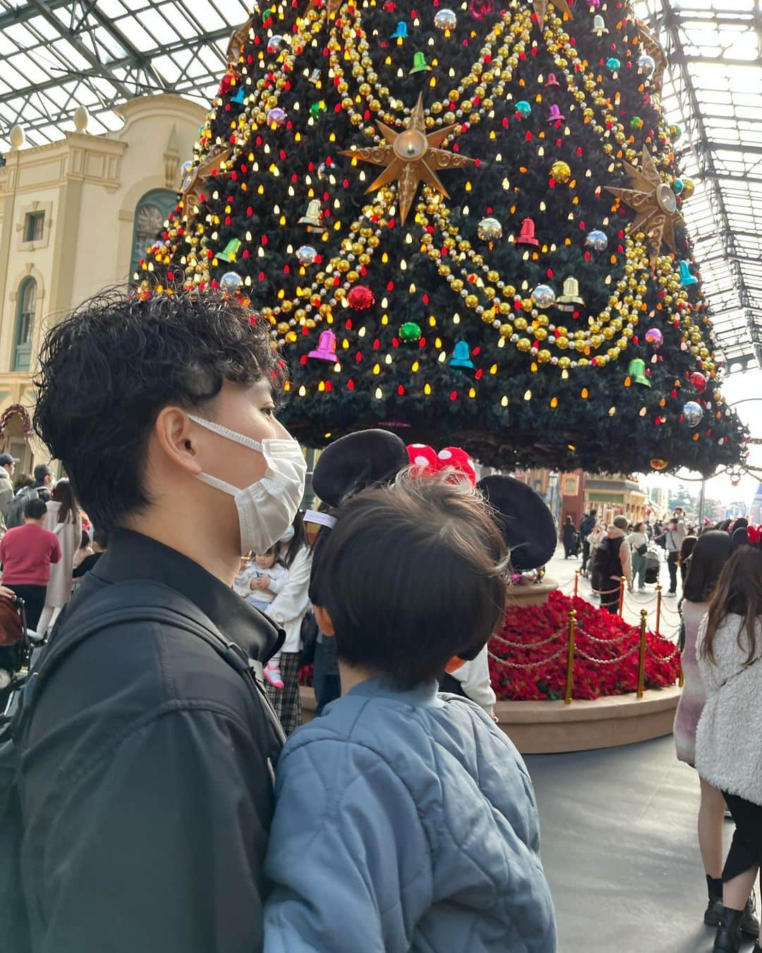 加藤未央さんのインスタグラム写真 - (加藤未央Instagram)「長男が来春から通う幼稚園が無事に決まったので、 久しぶりにディズニーランドへ行ってきました🐭❤️🖤  前回行った時は長男がちょうど大きな音や暗がり、怖めの演出などを非常に怖がる時期だったので色々乗れなかったのですが、 今回は前回乗れなかったものも乗りたい！と言うようになっていたりして、 そんなところに子どもの成長を感じました😊  それにしても3歳1歳連れは大人の体力消費もなかなか😂笑」11月12日 21時52分 - mio.ka10