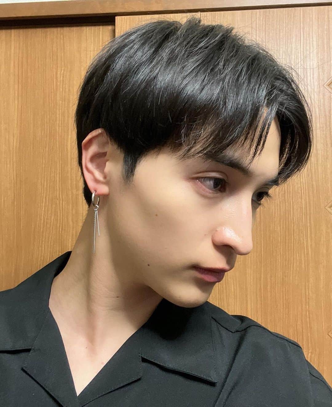 一ノ瀬颯のインスタグラム：「. . . 踊った後でボサボサだけど この前の動画を撮った時のセット📸 . . 食べ物撮る用のアプリですら、インカメだとデフォルトで加工入ってるんですね、、 もちろん外しましたがびっくら。 . . . #インカメだから左右反転 #セルフセット #セルフクマ #耳に穴は開いておりません #一ノ瀬颯」