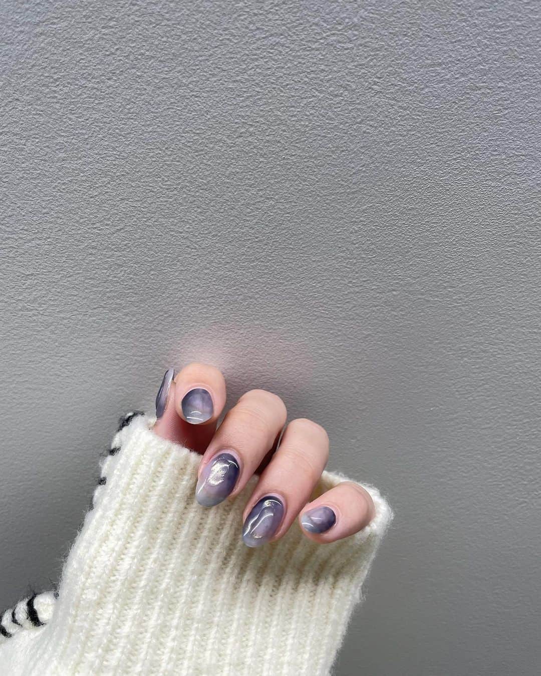 水越愛華のインスタグラム：「New nail...💙  @akina___enoi さんの 完全おまかせネイル💅  ネイビーのネイルって初めてかも、、、🫣 おまかせにすると 新しい発見があるからいいね🫣💙  #newnail」