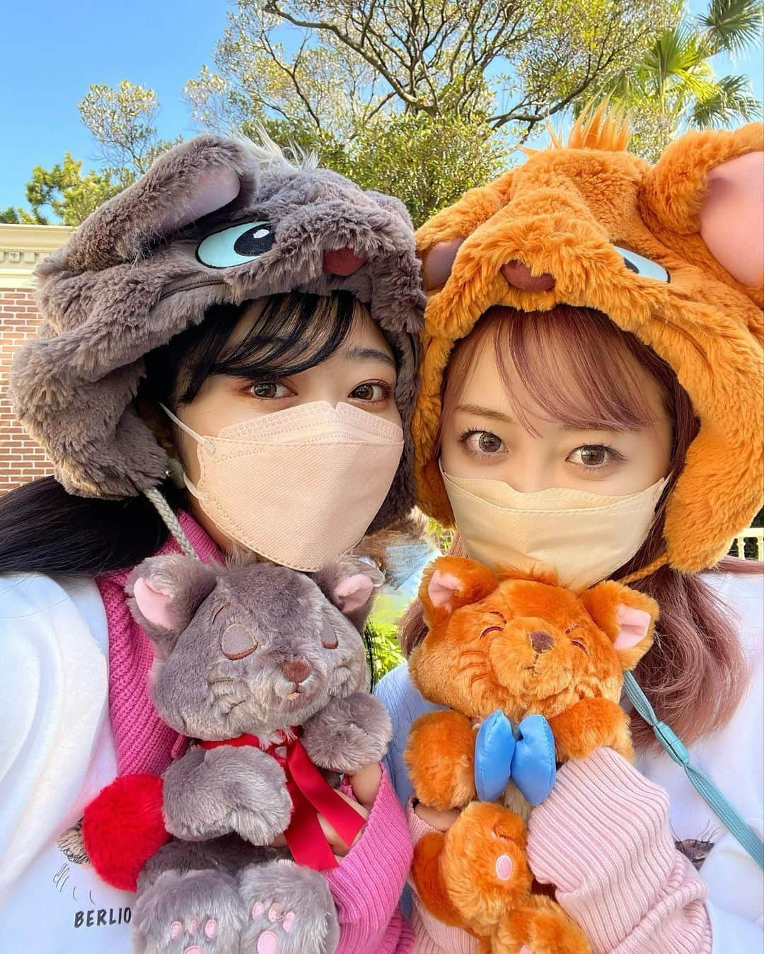 中島絢乃さんのインスタグラム写真 - (中島絢乃Instagram)「🐈🐈🐈  .  #ベルリオーズ ＆#トゥルーズ 🐈🐈🐾  11/10〜発売された ✔️ファンキャップ ¥2700 ✔️ショルダーバッグ ¥3200  .  音楽家になりたいベルリオーズ🎶 画家を目指すトゥルーズ🖌🎨  選べないのでどちらも、、🤤💞💞  .  今回発売されたグッズ、 カチューシャも含めて 全部ふわふわな触り心地🥹💭💞🐈  抱きしめたくなる可愛さ〜🐈🎀🐾 〰〰〰️〰 #disneysisters_jp ☜#中島姉妹 ディズニー投稿まとめ @nakajimasisters_jp ☜姉妹アカウント🎄」11月12日 22時06分 - nakajima_ayano