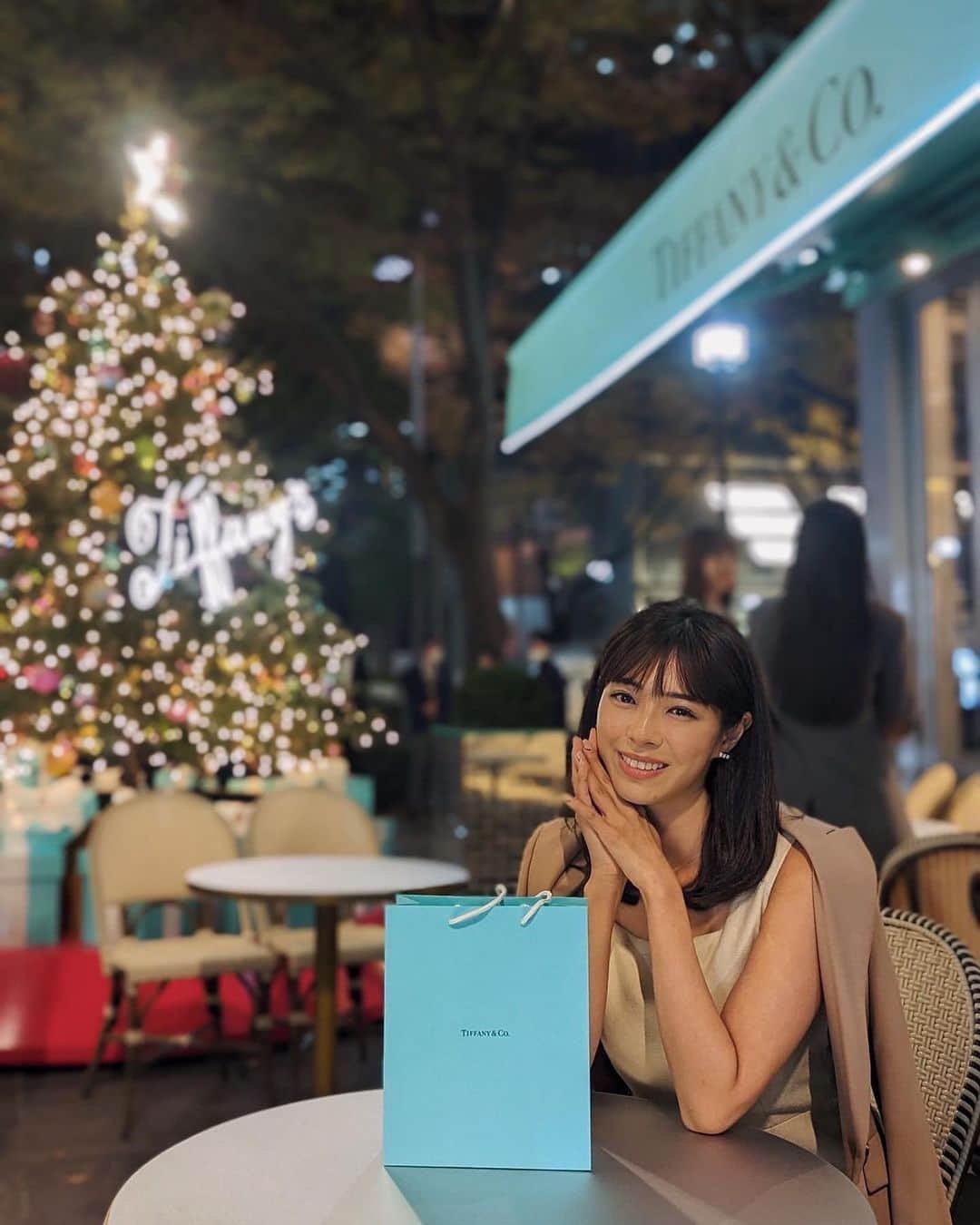 わちみなみのインスタグラム：「素敵なツリーが 出迎えてくれるティファニーカフェ🎄 ⁡ ウォーホールが ティファニーのために描いていた ホリデーシーズンのグリーティングカードがあったそう。  そこに登場する鳥さんのイラストなどが 店内いたるところに散りばめられていて 遊びごころがキラキラ… ⁡ そんなエピソードがあったなんて🤭 ⁡ クリスマスが近づいて ワクワクするような気持ちをさらに盛り上げてくれます。 ⁡  @tiffanyandco  #atiffanyholiday　 #tiffanyxanniversaire　 #TiffanyAndCo　 #anniversaireomotesando  キシコさんに誘っていただいたので 📸 @ki45m  ありがとうございます🎅！」