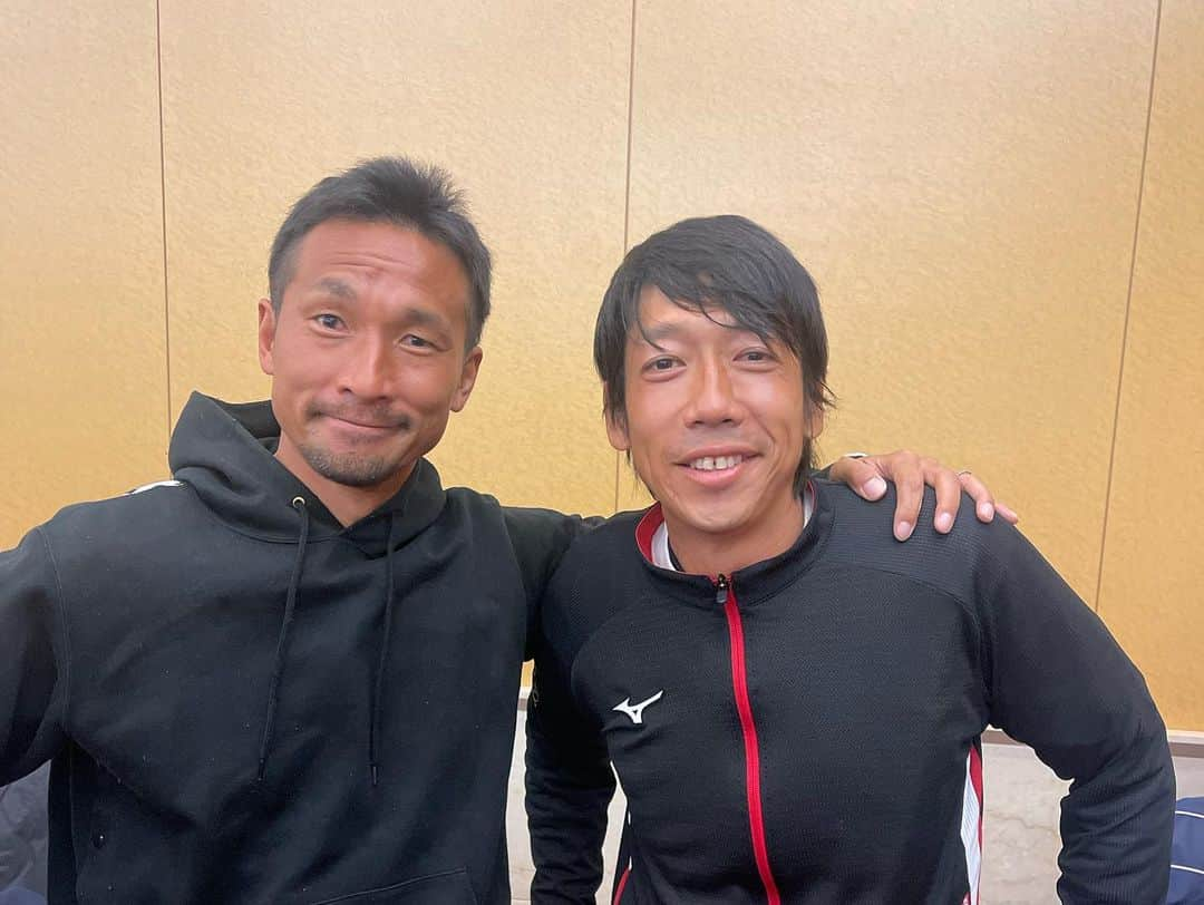 太田康介さんのインスタグラム写真 - (太田康介Instagram)「JFA Ａ級ジェネラル養成講習会の全日程が終了しました。  毎日受講生の皆さんとあーだこーだサッカーの話を夜遅くまでさせてもらい、こんなにもサッカーが大好きで熱い方々に囲まれて最高の講習会でした。  そして日本サッカー界のレジェンドっぽい大学の先輩とも20年ぶりに寝食を共にし、楽しく過ごさせてもらいました。  たくさんの指導者の方々と共に学んだ事を現場に活かしていけるよう頑張っていきます！！  インストラクター、受講生、そして補助学生の松本大学の皆様、本当にありがとうございました！！  またグランドで会えるのを楽しみにしています💪💪💪  「  サッカー最高！！！」  #日本サッカー協会 #Ａ級ジェネラルライセンス #中村憲剛 #中央大学学友会サッカー部 #関東2部リーグ優勝おめでとう」11月12日 22時14分 - kosukeota.7