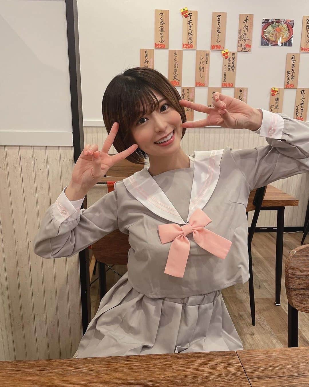 岡田美紅のインスタグラム：「日付が変わる前に､24歳最初で最後のセーラー服👩‍🎓💓  今年のハロウィンで着た時の写真を時差投稿失礼します🤭❤️❤️笑  #セーラー服と機関銃 #鶏と無限の可能性 #大衆酒場 #国立文楽劇場 #黒門市場 #kuromonmarket #yakitori」