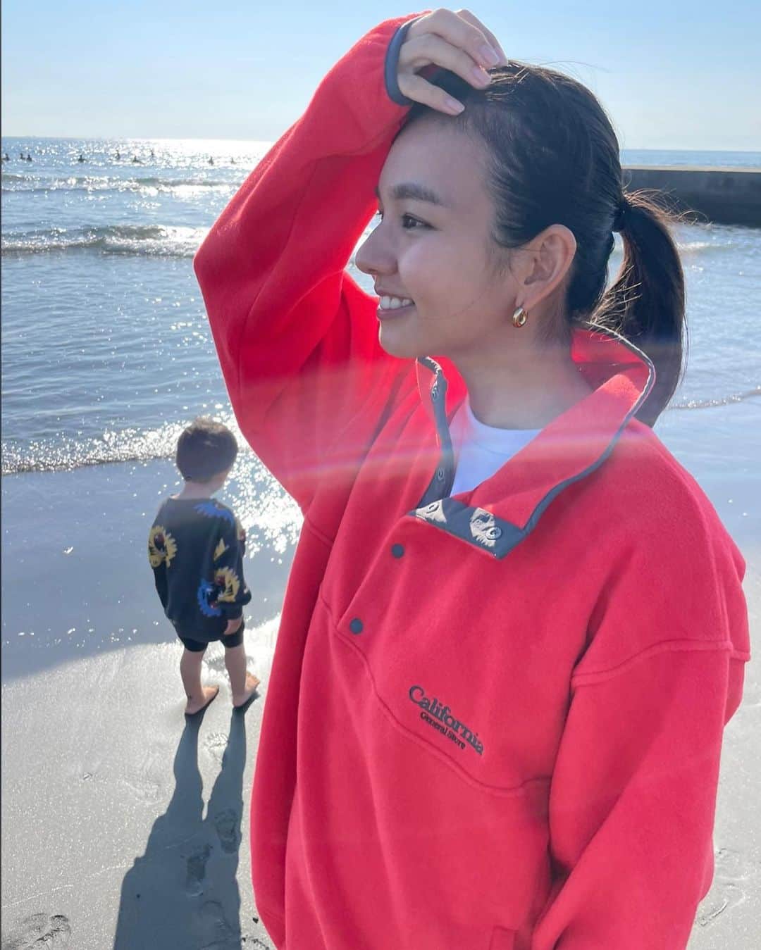 にわみきほのインスタグラム：「11月とは思えないぐらい ポカポカ日和でした〜🌊☀️ みんなで海遊び楽しい、楽しい。  夕方になると一気に寒くなるので @california_general_store の新しいフリースが 大活躍してます🫶❤️‍🔥  秋冬もビビットカラーが好きですっ❤️🧡💙  #湘南は最近波がないので #父ちゃんの休日は家族時間🤭笑 #来週は波あるといいなぁ #我が家は波次第で休日の予定が変わります🤣」