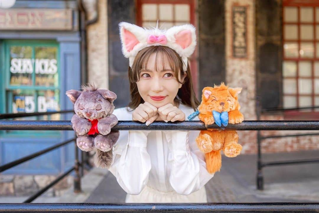 あいにゃんのインスタグラム：「11/10発売のマリーちゃんカチューシャ、 もふもふでお耳大きくて可愛すぎっ🥰🎀🤍  ショルダーバッグはもふもふ、 サイズ小さめ(リップくらいでiPhone入らないです！) お手てがいいかんじに 本物の子猫を抱っこしてるみたいになるのが 最強にお気に入り💗💕💗💕  写真みたいに棒にもぶら下がってくれたよ！(きゅん🫶🏻  ショルダーバッグは早くもマリーちゃんは お品切れみたいです、、😱⚠️  今回発売されたおしゃれキャットグッズは あったら迷わず買いっ！が鉄則です🔥  #東京ディズニーシー　#ディズニーシー　#ディズニー　#ディズニーコーデ　#マリーちゃん　#マリーちゃんコーデ　#おしゃれキャット　#ディズニーグッズ　#トゥルーズ #ベルリオーズ　#tokyodisneysea #tokyodisneyresort  ##disneybound」