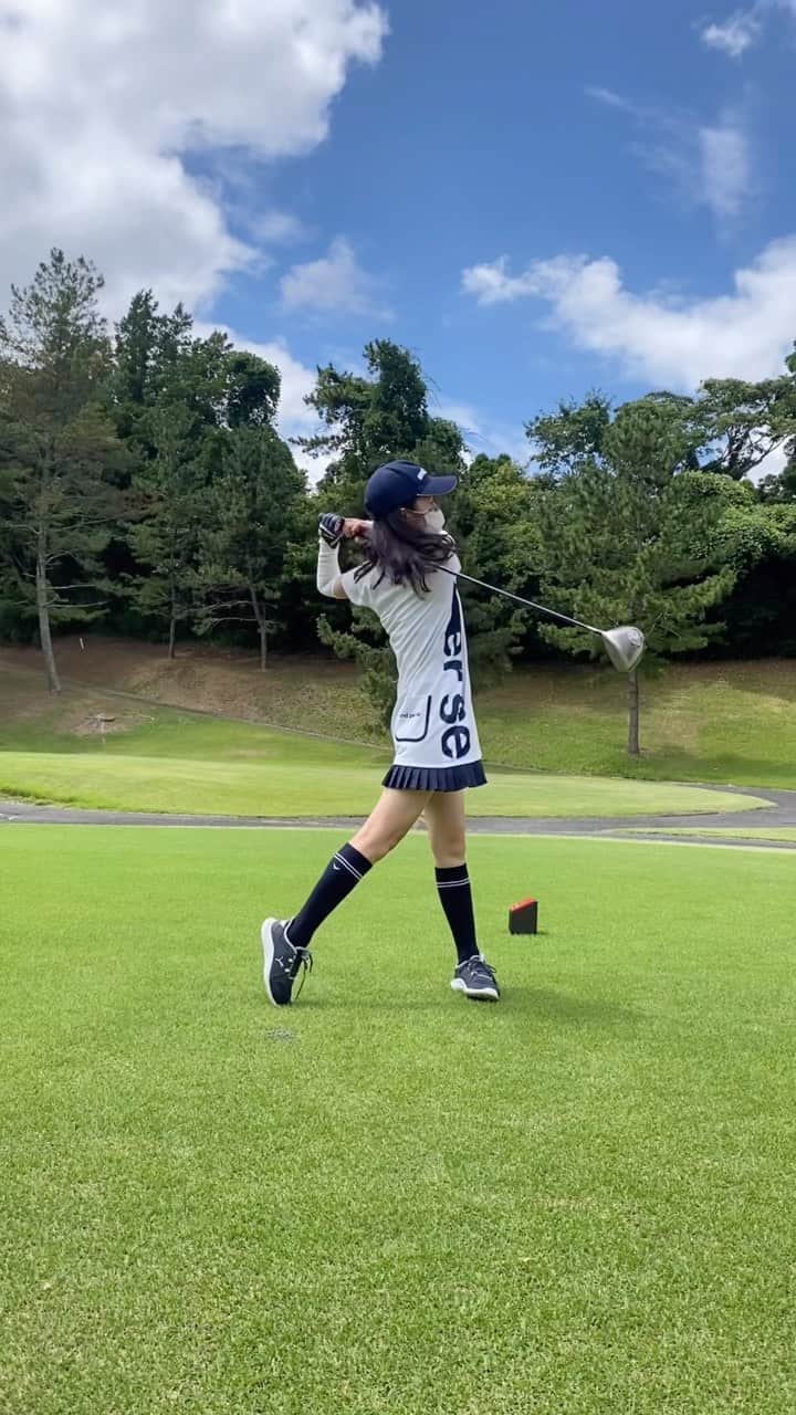 高山璃奈のインスタグラム：「⁡夏の思い出🌻🌻 ⁡ 朝の練習ではボールがとんでもない方向にばかり飛んでいくので どうなることかと思いましたが😅 先生が一球一球分析してアドバイスをくださって なんとか持ち直すことができました…🥲🥲 ⁡ やっぱりプロってすごい…🥺🙏🙏🙏🙏 ⁡ #ゴルフ女子 #golf #golfwear #andperse #アンパスィ　#アンパスィゴルフ #ゴルフ女子コーデ」