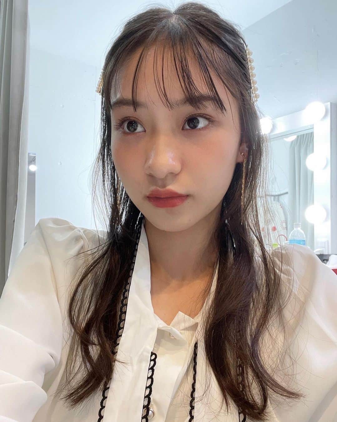 太田雫のインスタグラム：「・ 今月号のニコラのオフショ⸜❤︎⸝‍ ・ ・ 『細見えブーツ＆スニーカーで冬美脚♡』の企画だよ！！ ・ 色んなテイストの靴とコーデが載っていて、参考になる企画でした✊🏻 ・ 誌面でもチェックしてね( ^_^)/ ・ ・ ・ #ニコラ#太田雫 #nicola#ニコモ#ニコラ12月号発売中#オフショ#自撮り#selfie#靴」