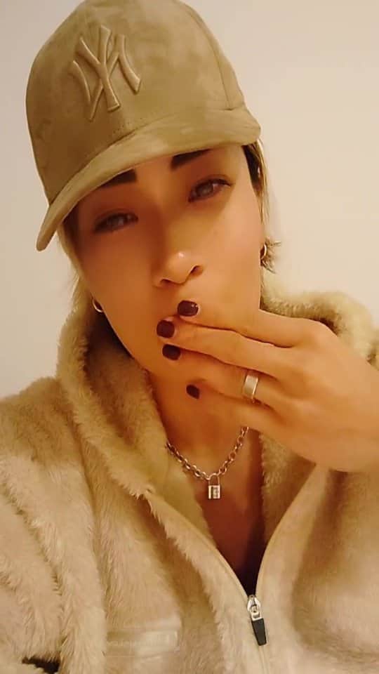 REGSTYLEのインスタグラム：「優勝コメント 蜂蜜開発されてる方ですか？🍯でした！ 来世は養蜂場をやりたいです🐝 みんなほんまに見てくれてありがとう✨  着てるモコモコウェアは @champion_japan の今季の新作💋」